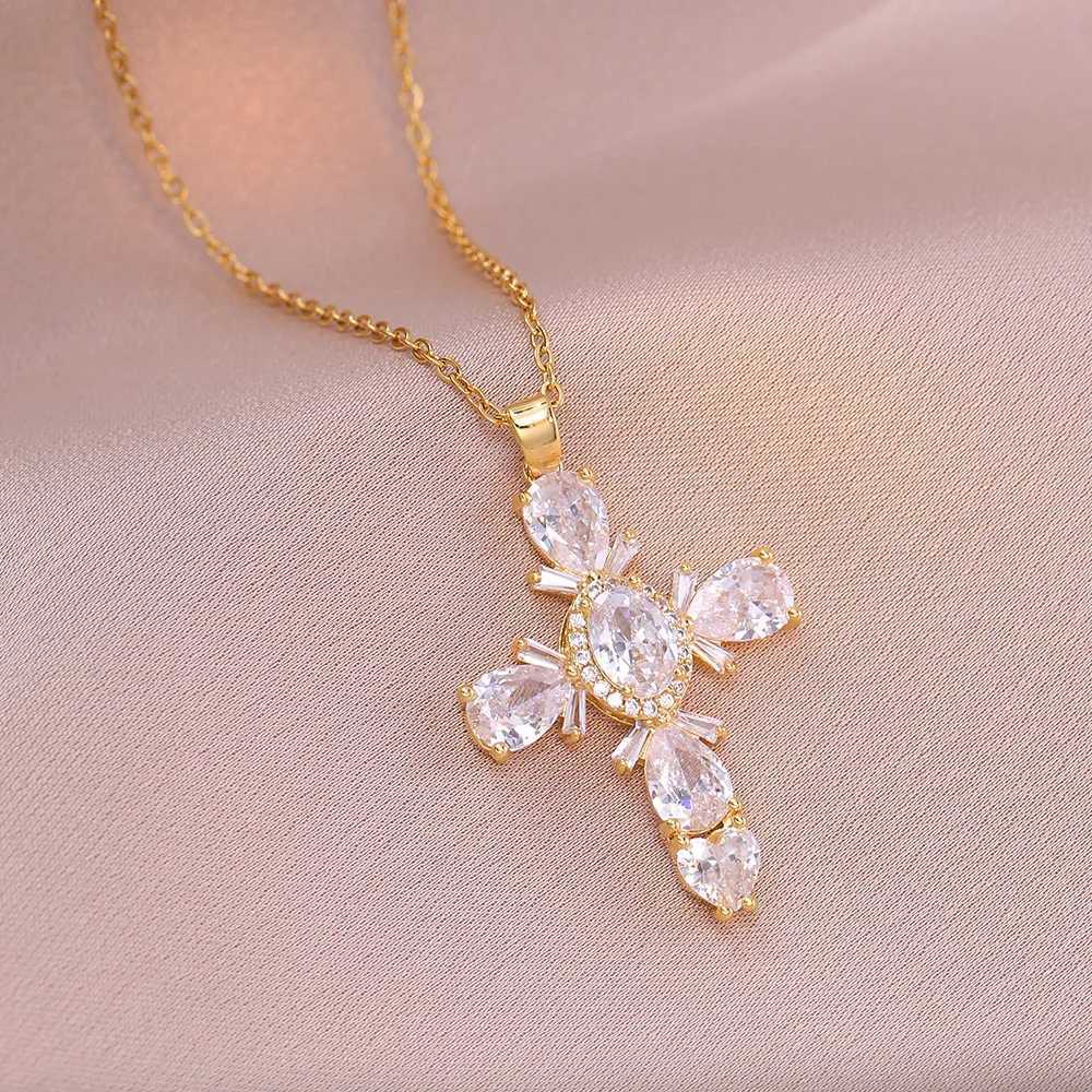 Luxury Bling Zircon Cross Pendant Necklace for Women Men Stainless Steel Chain Cool Fashion Cross Jewelry Accessories Gifts Y251227