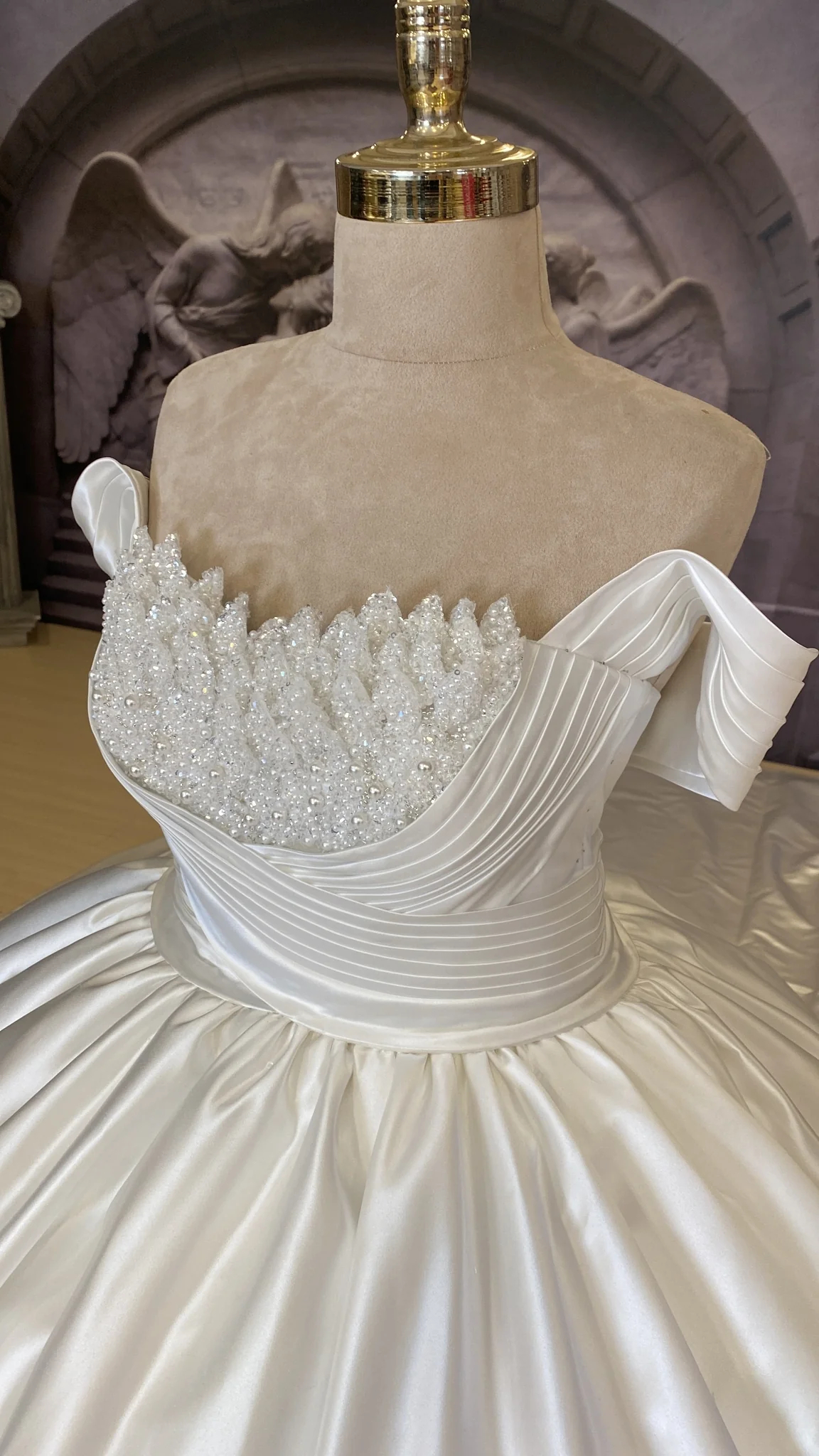 Classic Ball Gown Wedding Dress Off Shoulder Sleeveless Bridal Gowns Pearls Beaded Sweep Train Dresses Custom Made vestidos de novia