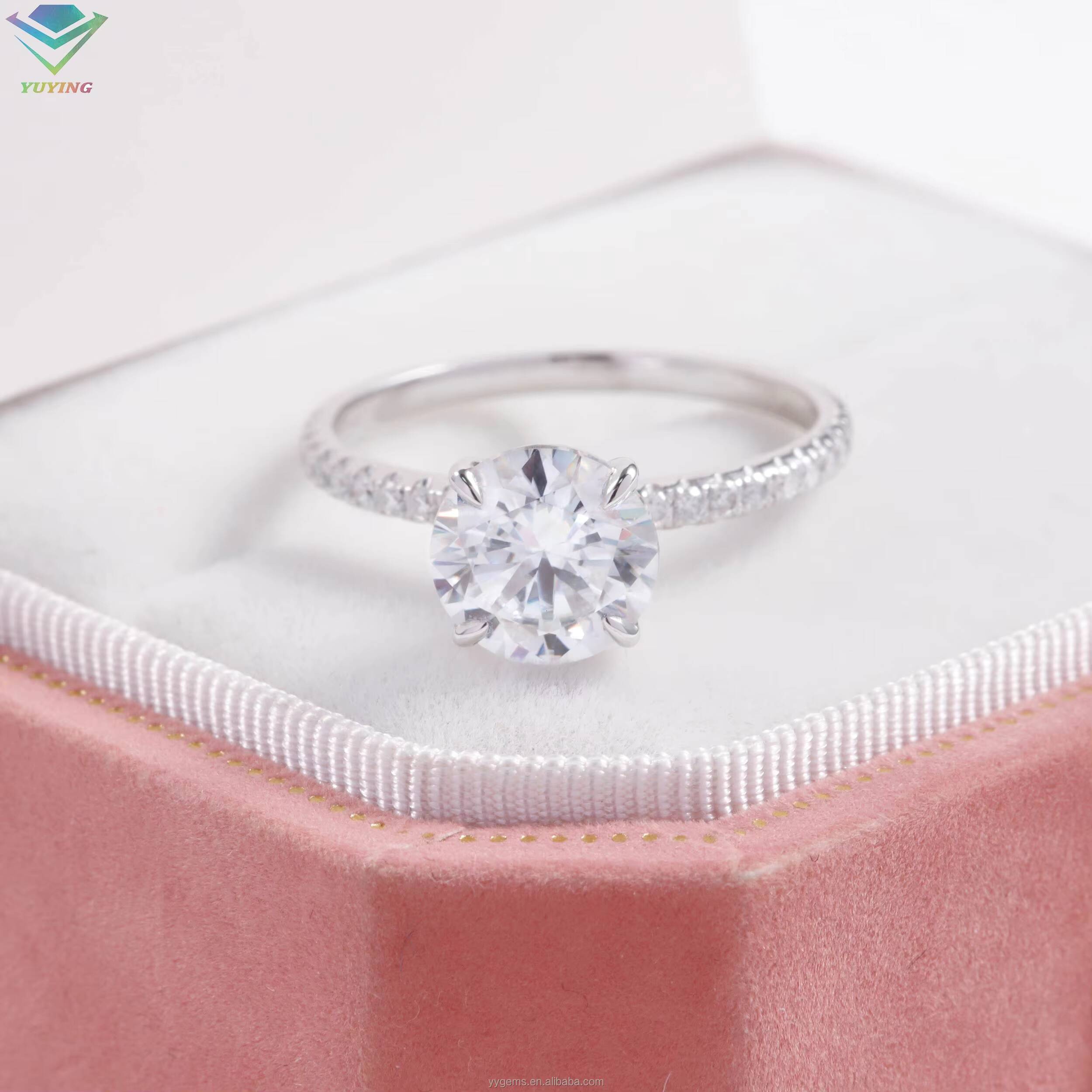 Yu Ying Custom 18k Solid Gold Ring Fine Jewelry 1CT Round Brilliant Cut Wedding Ring Woman Engagement Moissanite Ring