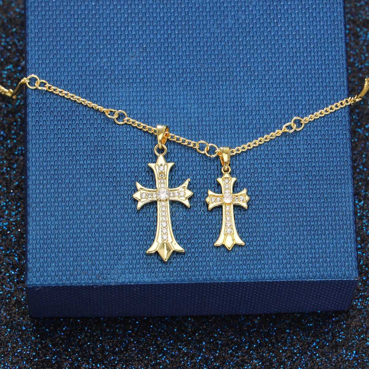 1 Piece Fashionable Minimalist Gold Necklace with Large Small Crosses and Rhinestones color random Y251227
