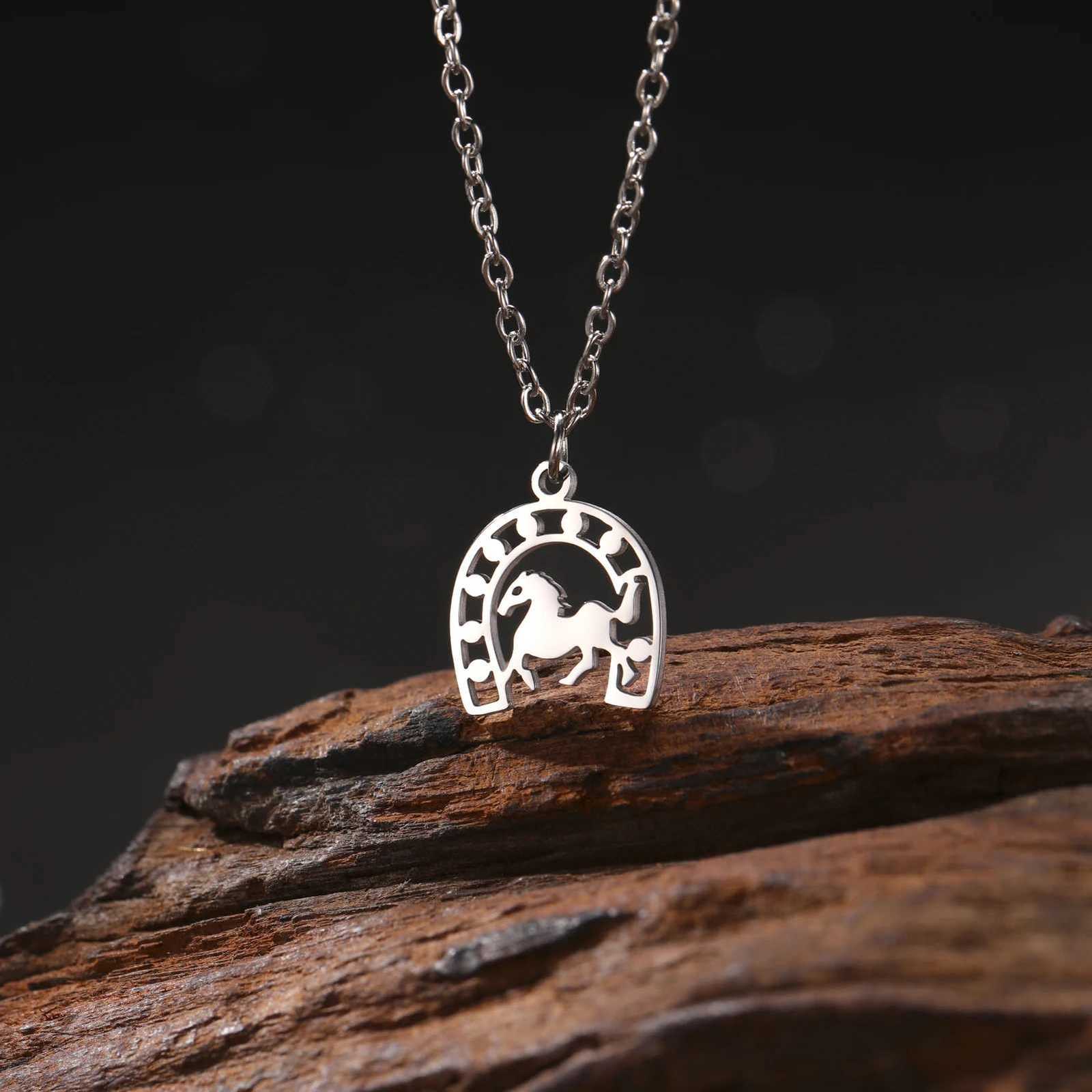 U-shaped horse animal pendant necklace stainless steel womens horseshoe neck chain animal jewelry Valentines Day party gift Y251227
