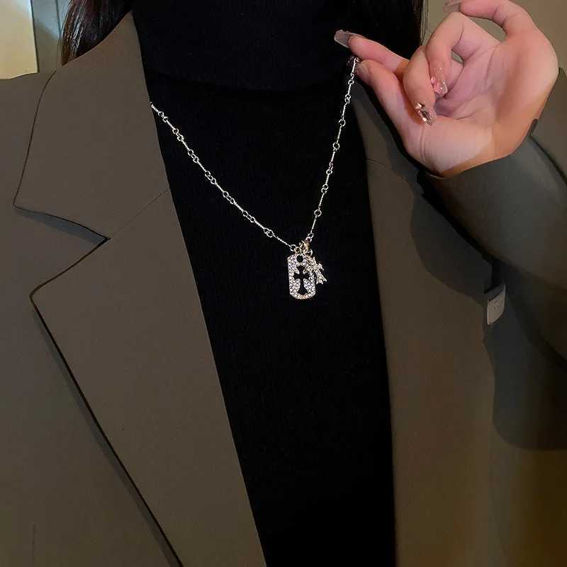 Diamond-inlaid Cross Necklace Niche Design Metal Frosty Style Collarbone Chain Sweater Chain Personality Temperament Accessories Y251227