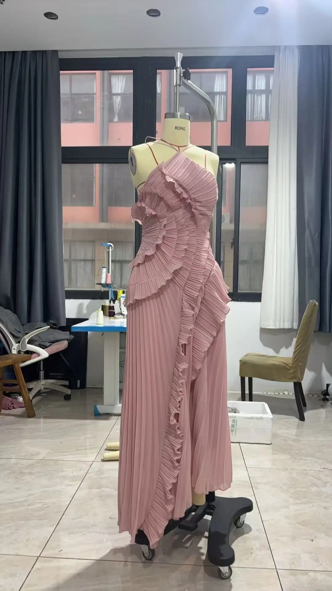 Chic Irregular Chiffon Halter Neck Maxi Dress Lotus Edge High Quality Vacation Gown 2025 Lady Party Fashion Dresses 251219