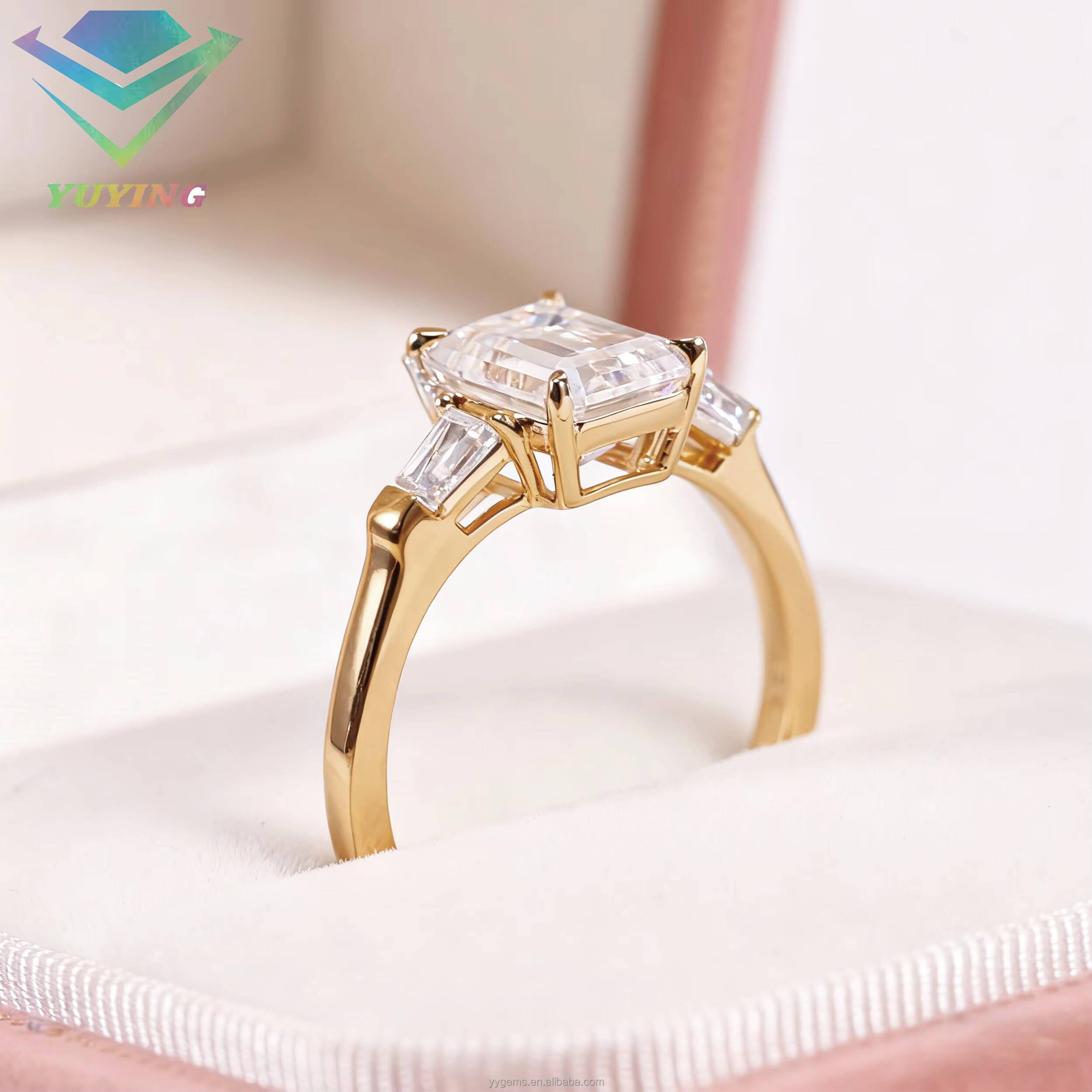 Custom High End Trilogy Style 3CT Emerald Cut Moissanite with Trapezoid Side Moissanite Wedding Ring Fine Jewelry Women Rings