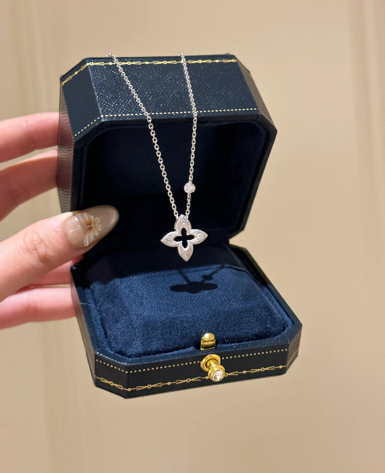 Luxury Brand Designer Jewelry New Hollow Four-Leaf Clover Bracelet For Women, Brushed Pointed Rhinestones, Vintage French Style, 18K Plated Four-Leaf 