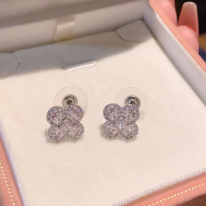 Four-leaf clover shiny stud earrings