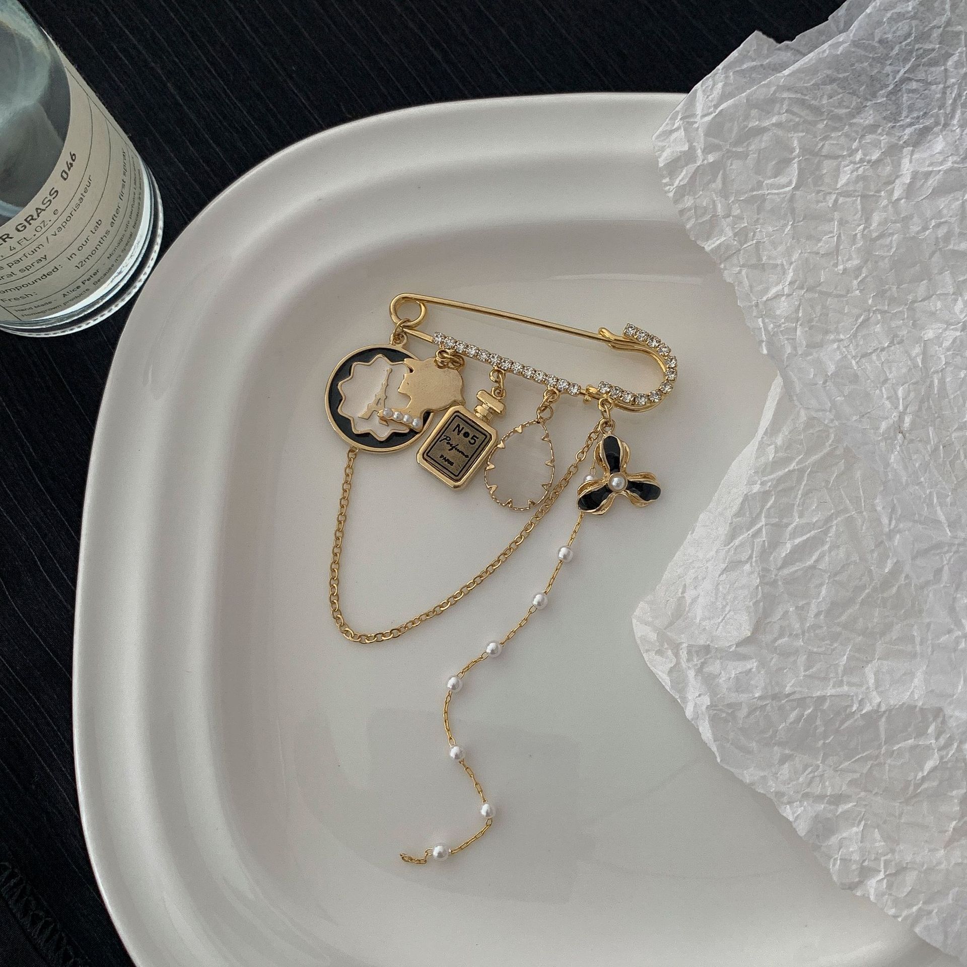 Luxury Brand Designer Jewelry Brooch High-End Trendy Personality Versatile Style Bag Pin Pearl Coat Sweater Brooch Women's Accessories