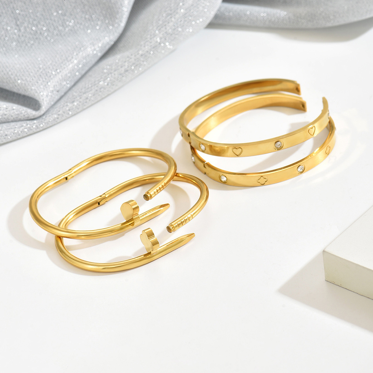 Luxury Brand Designer Jewelry Stainless Steel Gold Bracelet Set With Diamond-Studded Studs, Small Waist Four-Leaf Clover Gold Bangles, Light Luxury