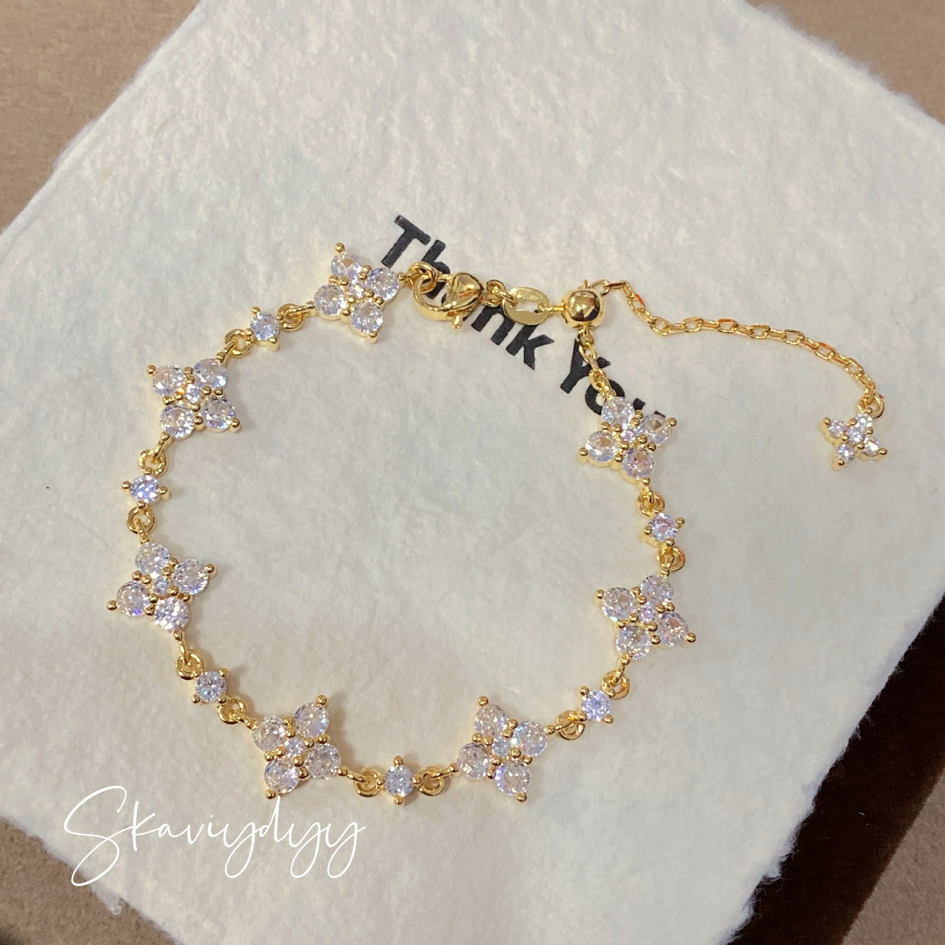 Luxury Brand Designer Jewelry Light Luxury INS Style Sparkling 8-Flower Four-Leaf Clover Pull Bracelet For Women Fashionable High-End Design Elegant B