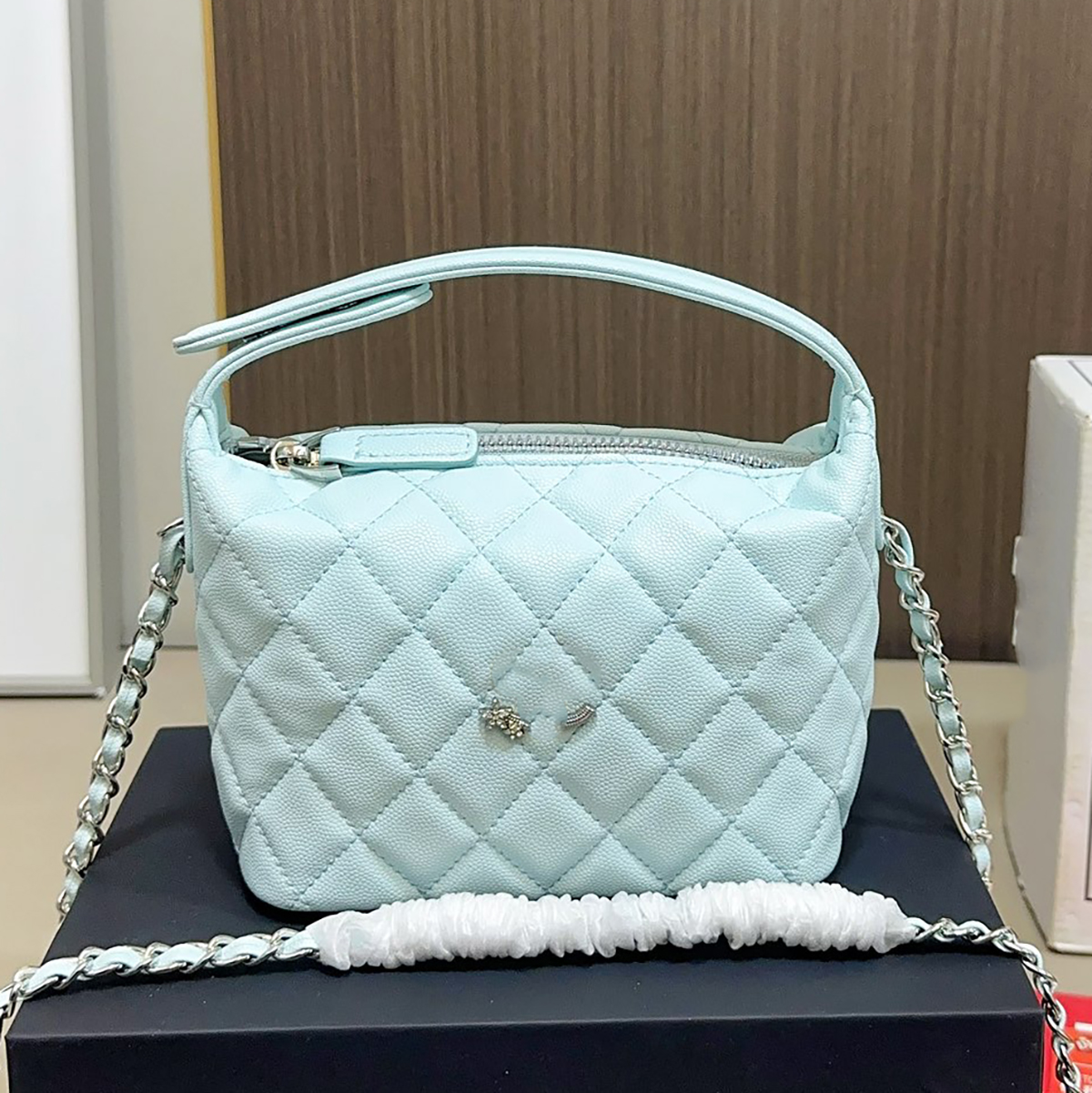 Lunch Box Bag Versatile Classic Handbag Caviar Leather Crossbody Bag Button Handle Shoulder Bag Star Clasp Makeup Bag Mobile Phone Lipstick Shell Bag Sacoche 16cm