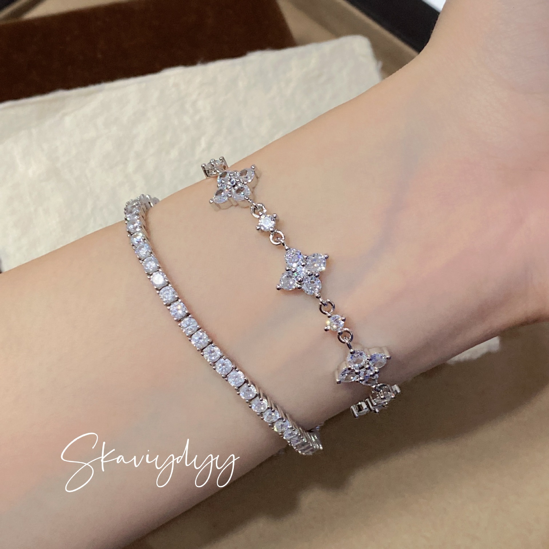 Luxury Brand Designer Jewelry Light Luxury INS Style Sparkling 8-Flower Four-Leaf Clover Pull Bracelet For Women Fashionable High-End Design Elegant B