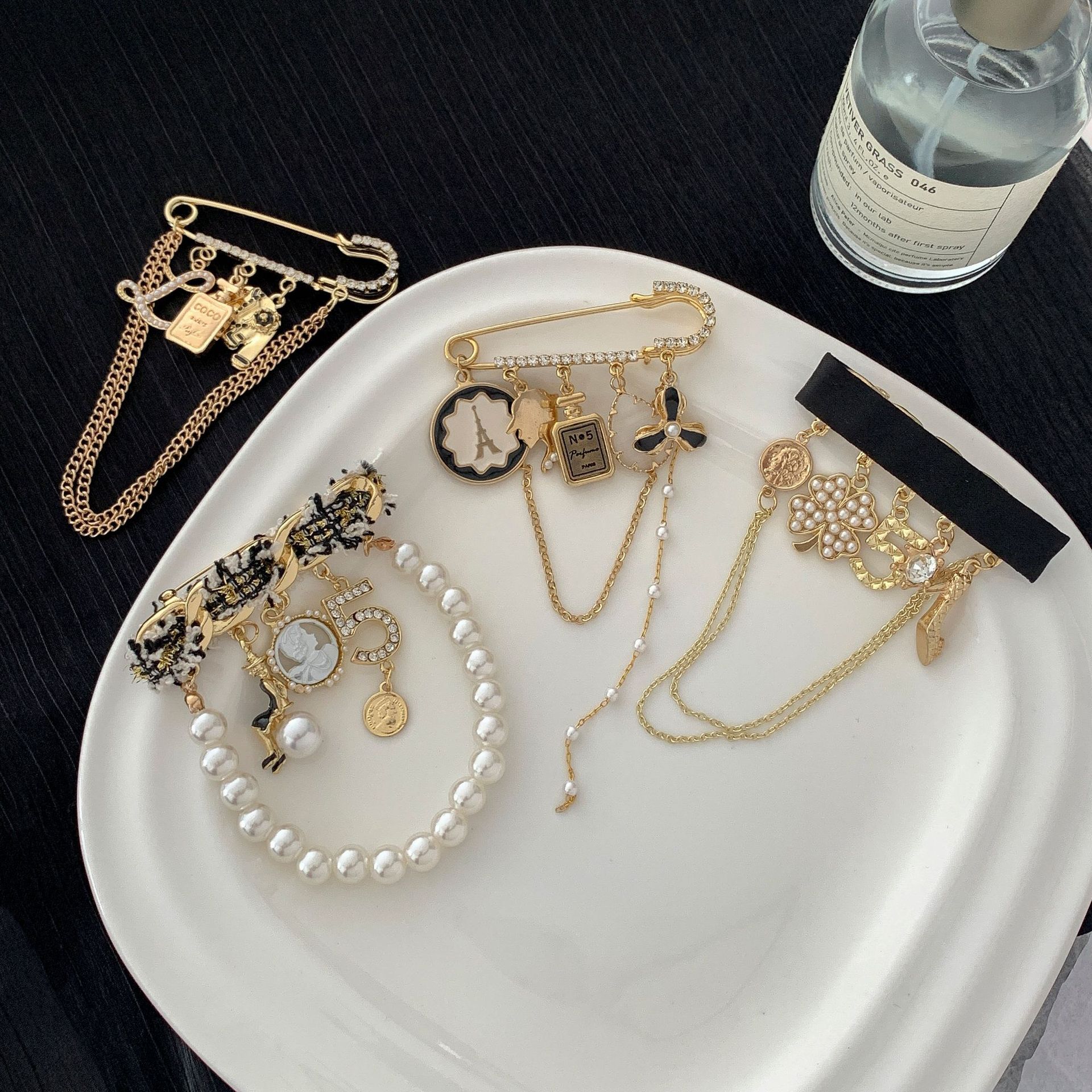 Luxury Brand Designer Jewelry Brooch High-End Trendy Personality Versatile Style Bag Pin Pearl Coat Sweater Brooch Women's Accessories