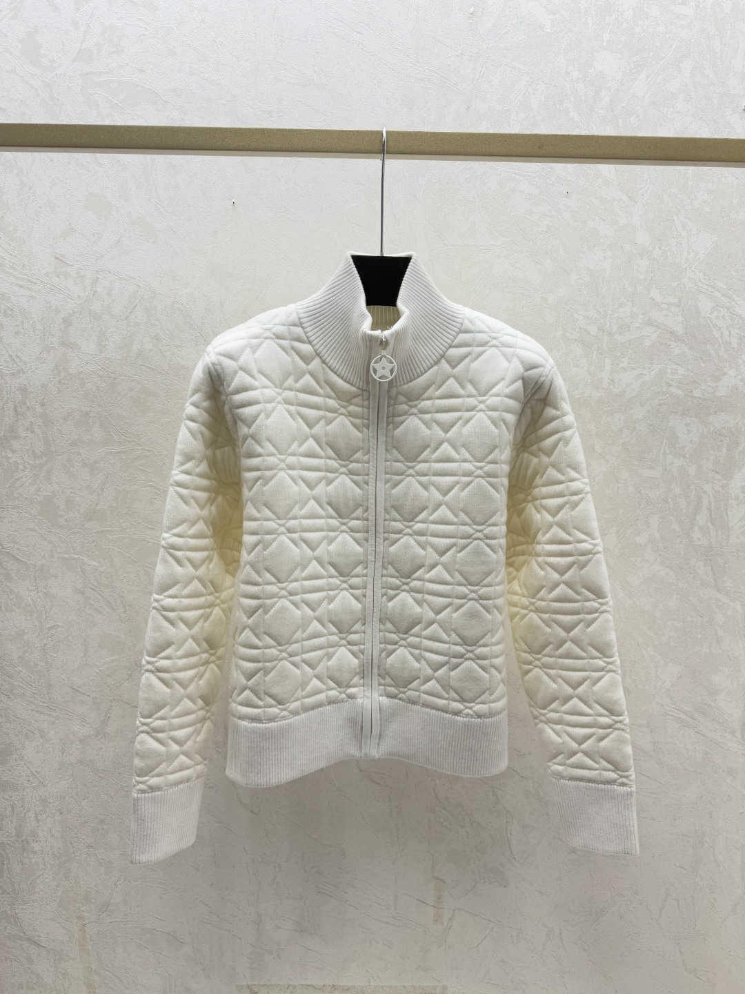 25 Autumn/Winter New Collection Back Contrast Arche Embroidery High Collar Knitted Long Sleeve