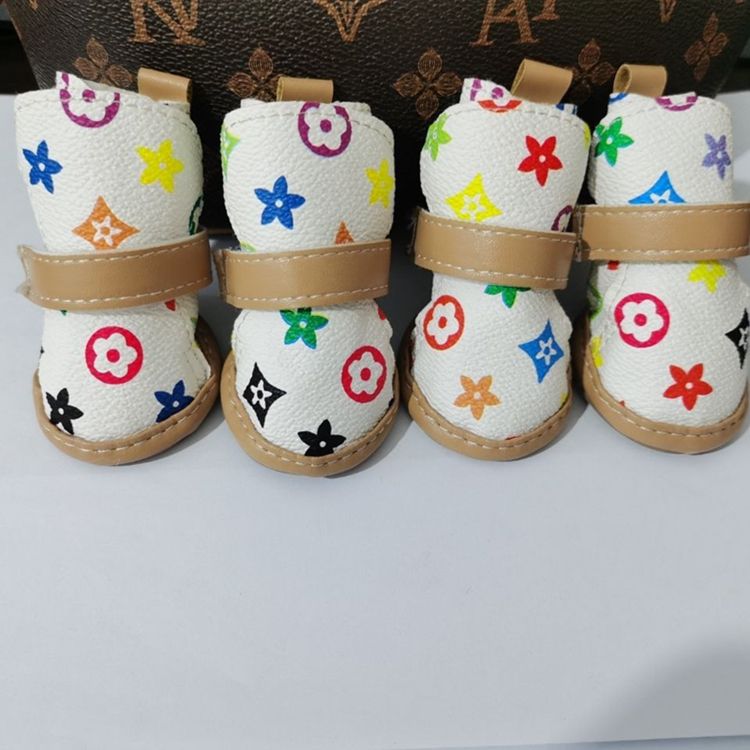 Designer Dog Apparel Brand Dog Shoes Adjustable Straps Non-Slip Soft Puppy Paw Protector Boot for Small Medium Dogg Daily Walking