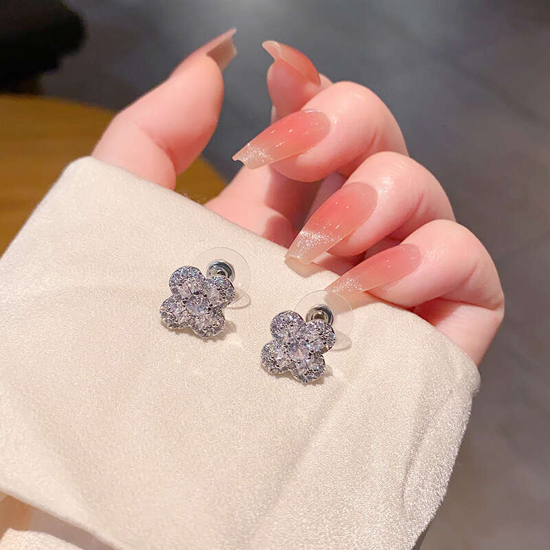 Four-leaf clover shiny stud earrings