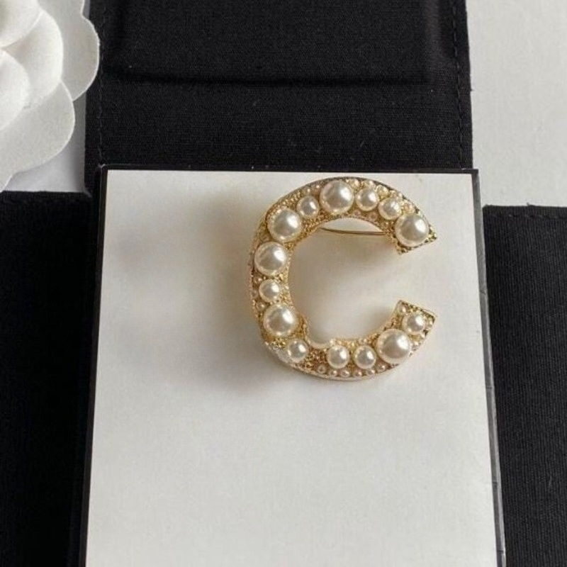 Luxury Women Designer Brooches Gold Plated Crystal Rhinestone Jewelry Copper Brooch Charm Pearl Pin Marry Christmas Party Gift Accessorie
