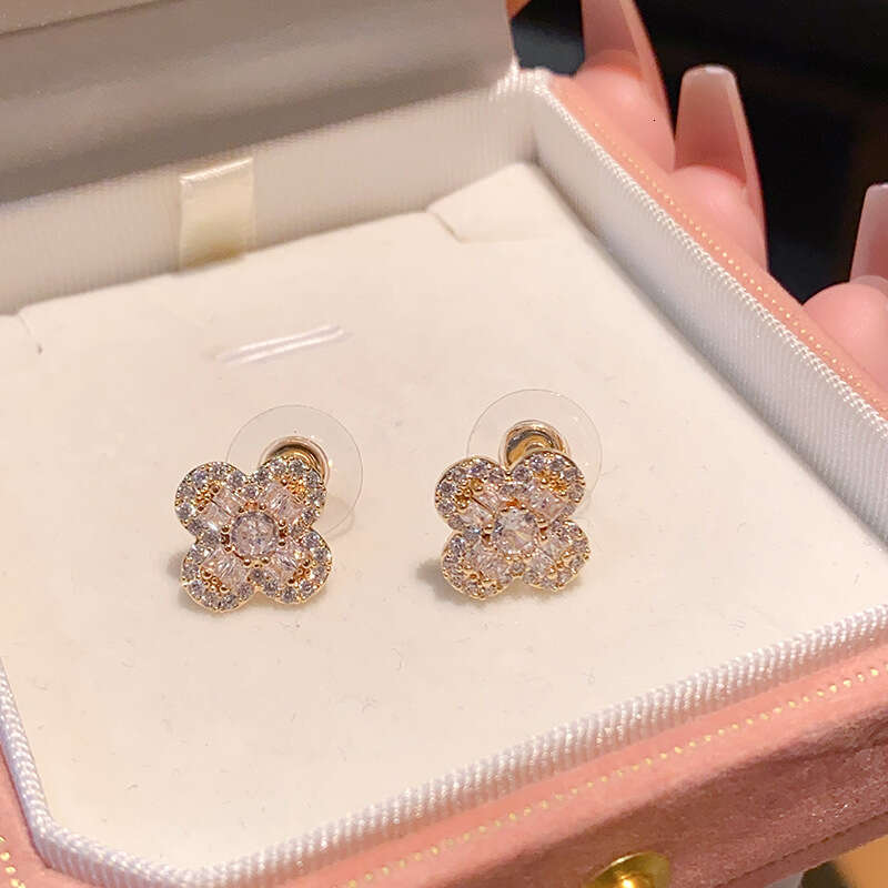 Four-leaf clover shiny stud earrings