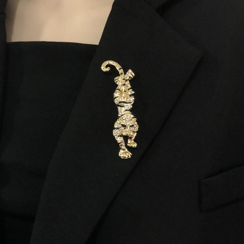 Luxury Brand Designer Jewelry Suit Jacket Tiger Brooch Lapel Pin Fashionable Elegant Metal Animal High-End Accessory