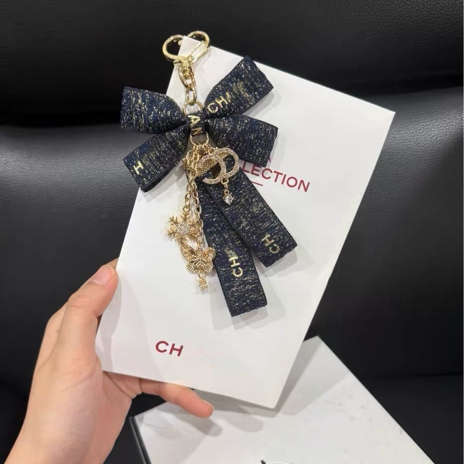 designer Keychain Luxury Letter Bow with Crystal Butterfly Snowflake Charms Gold Metal Key Ring for Car bags Purse Backpack Stylish Women's Fashion Accessory Gift 25