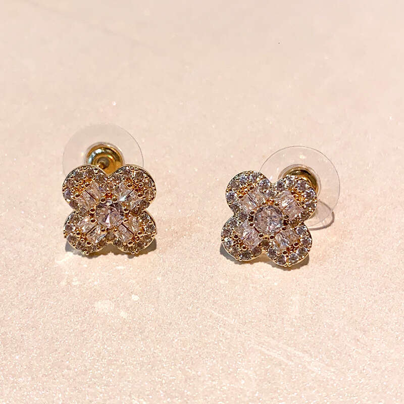 Four-leaf clover shiny stud earrings
