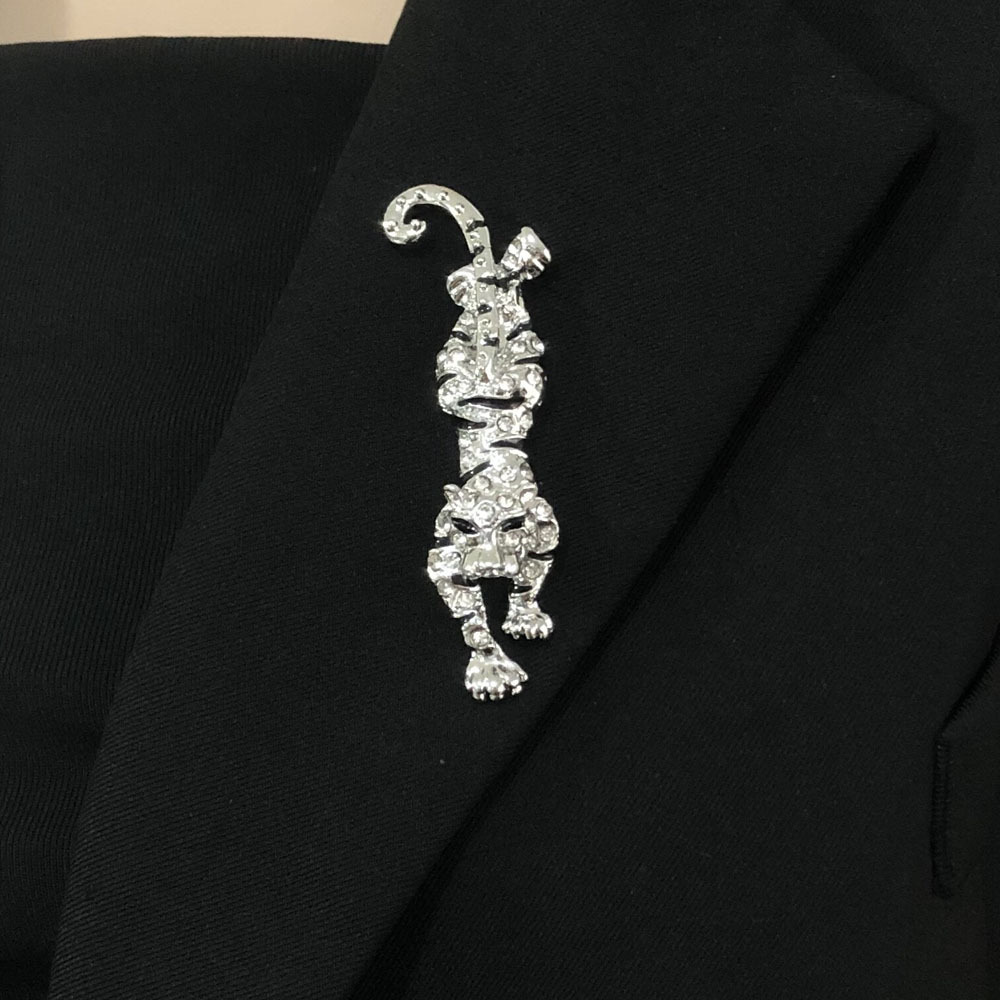 Luxury Brand Designer Jewelry Suit Jacket Tiger Brooch Lapel Pin Fashionable Elegant Metal Animal High-End Accessory
