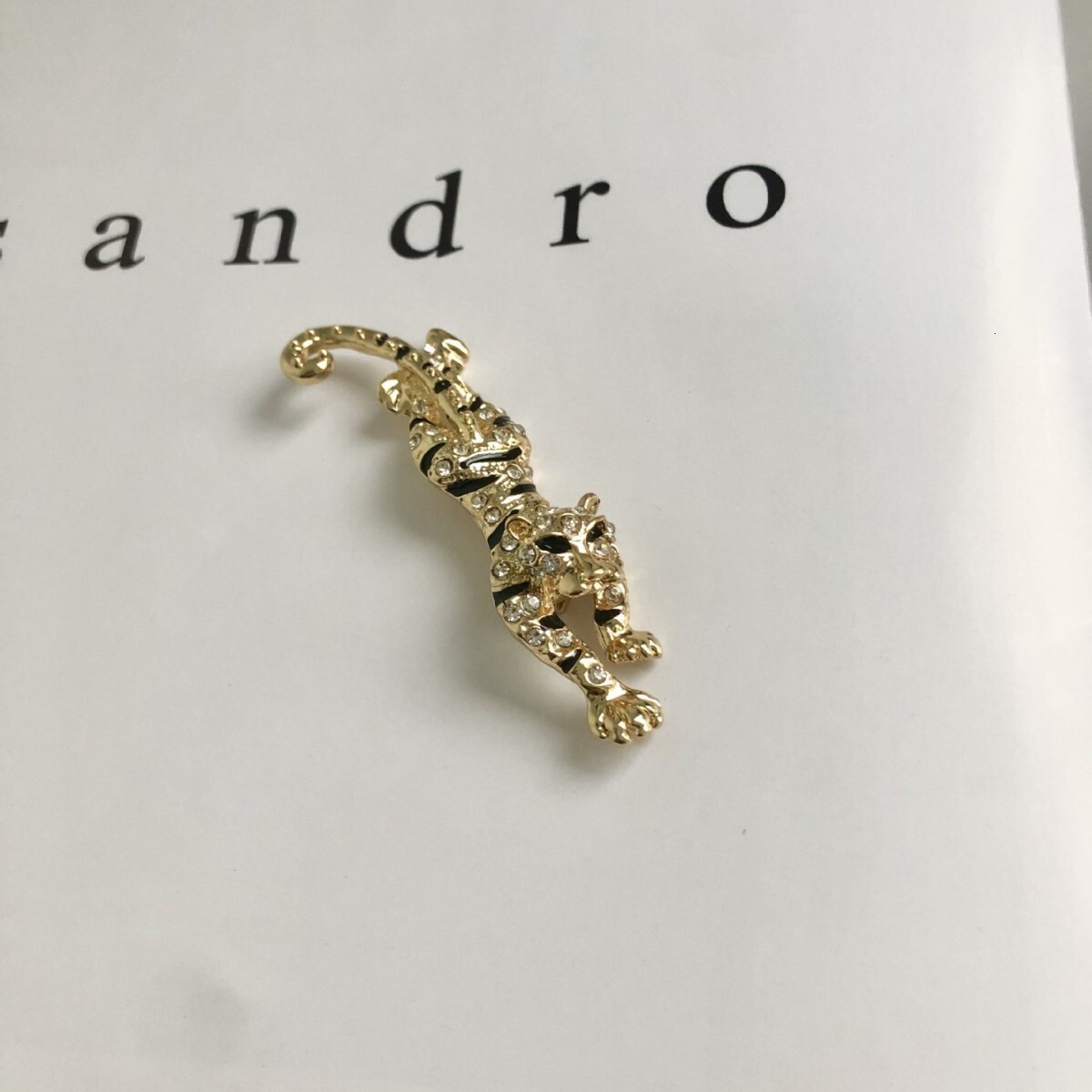 Luxury Brand Designer Jewelry Suit Jacket Tiger Brooch Lapel Pin Fashionable Elegant Metal Animal High-End Accessory