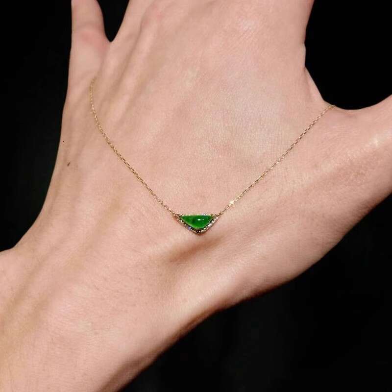 Pendant necklace Micro Inlaid Triangle Necklace for Women Light Luxury Niche High End Clavicle Chain Brightening Ultra Thin Neck Chain