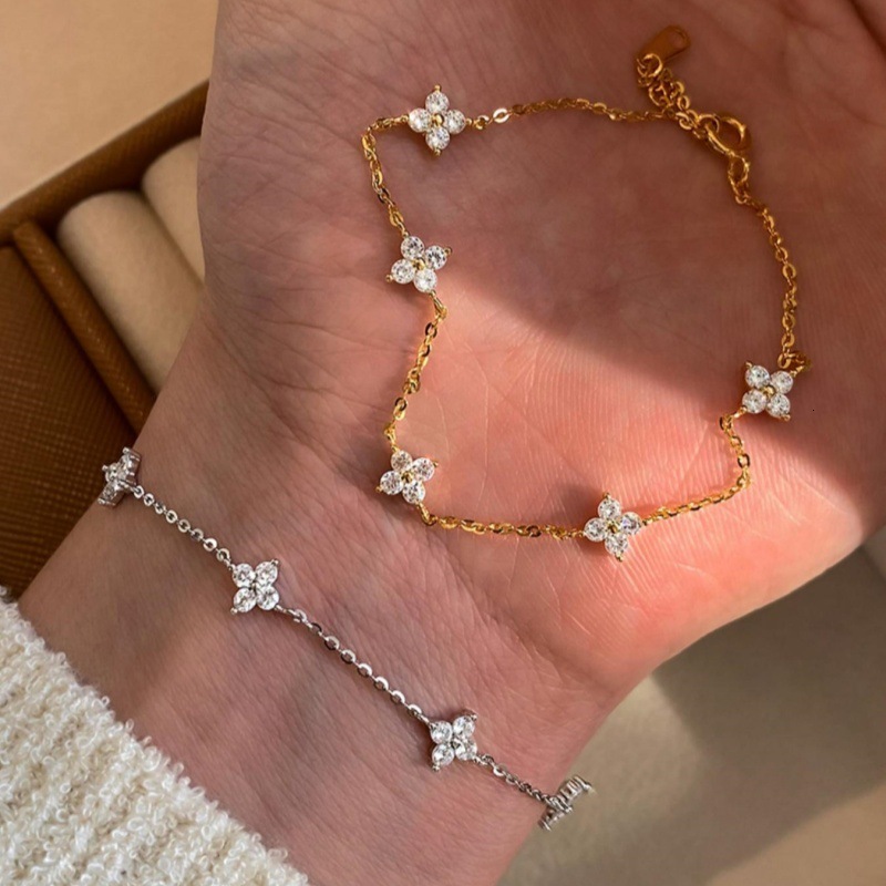 Luxury Brand Designer Jewelry Fashion Elegant Four-Leaf Flower Zircon Bracelet 2025 New Light Luxury Niche Design Sense Jewelry Hot Item
