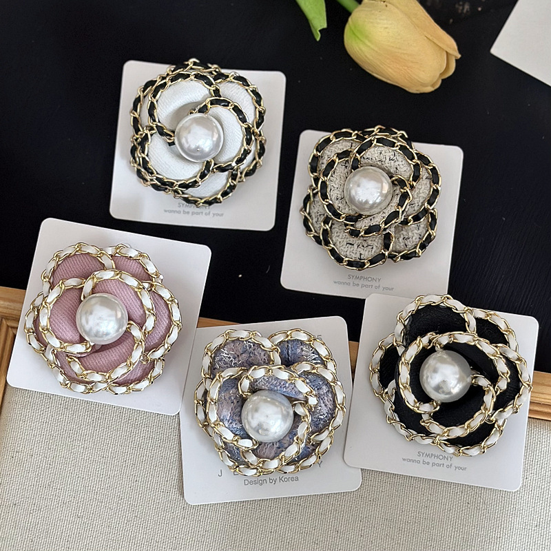Luxury Brand Designer Jewelry Korean Version Retro Fabric Style Metal Chain Pearl Camellia Brooch 3D Flower Pin Brooch