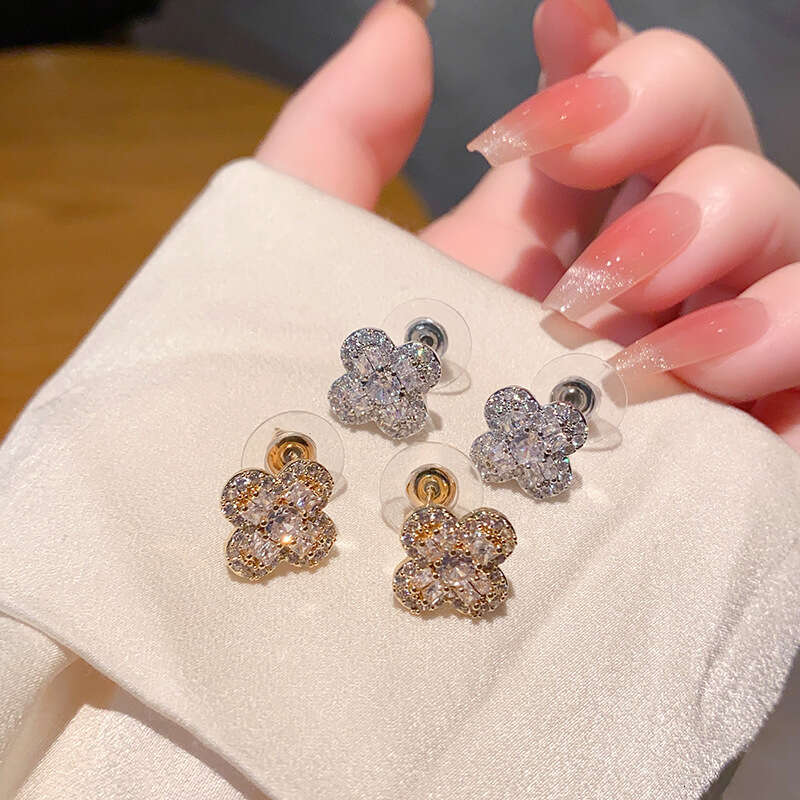 Four-leaf clover shiny stud earrings