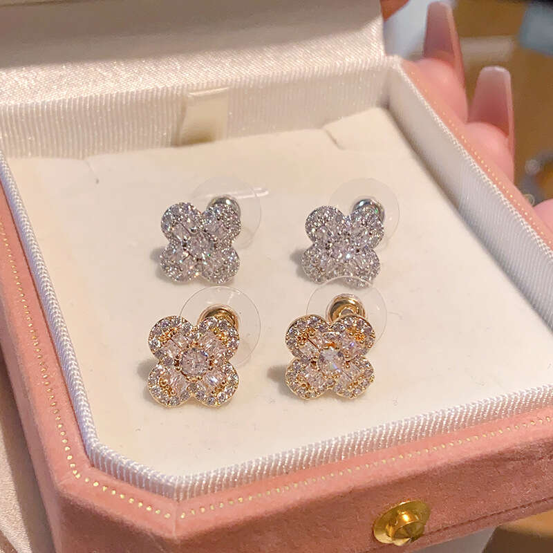 Four-leaf clover shiny stud earrings