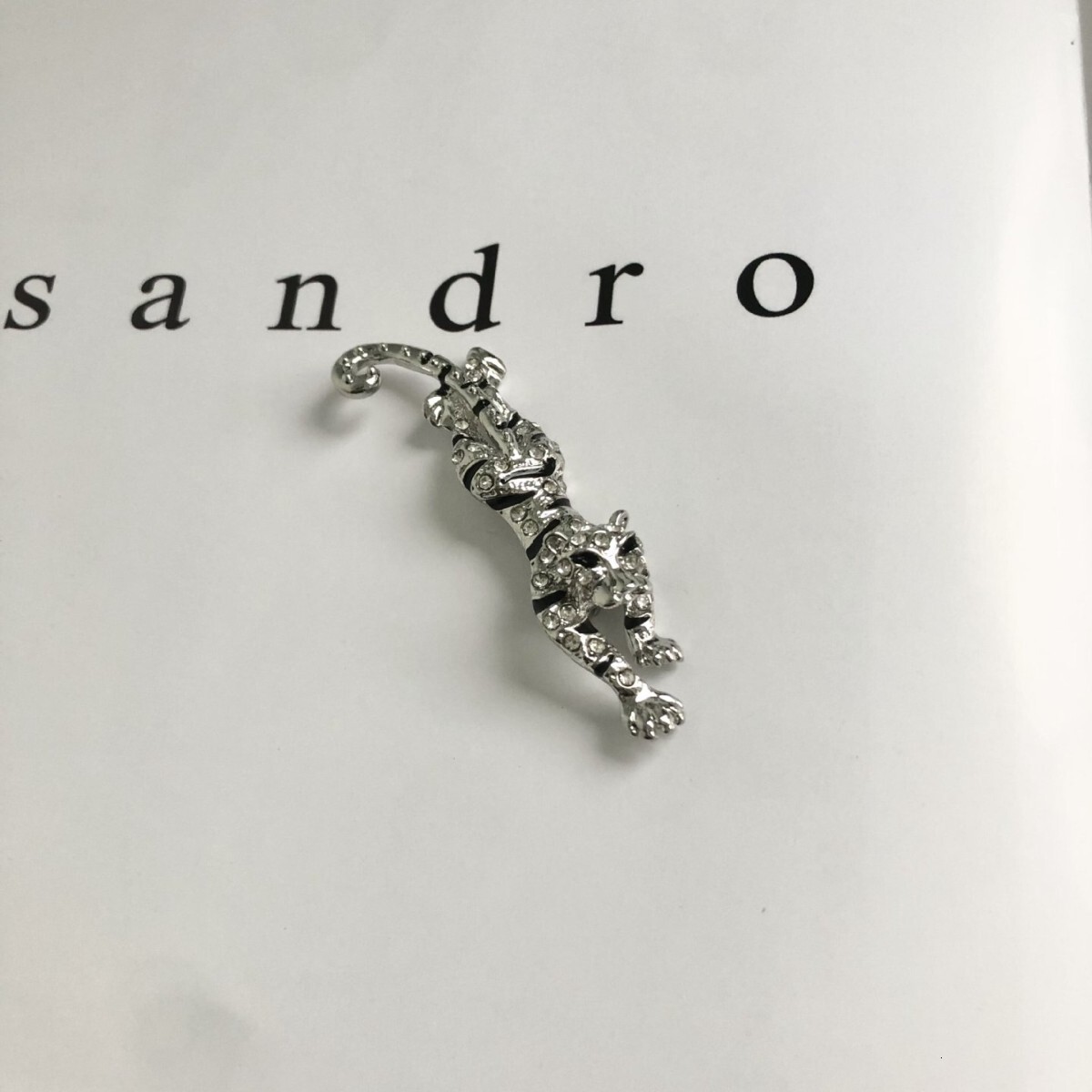 Luxury Brand Designer Jewelry Suit Jacket Tiger Brooch Lapel Pin Fashionable Elegant Metal Animal High-End Accessory