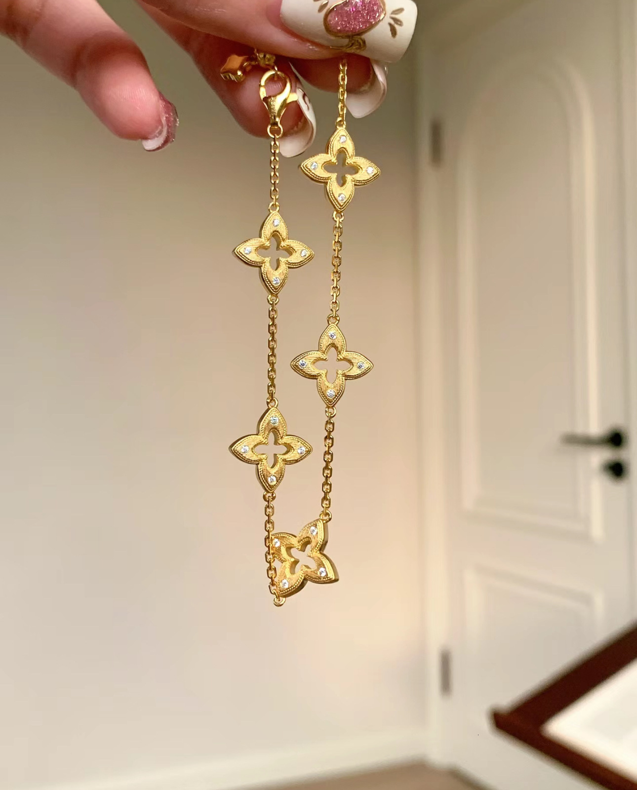 Luxury Brand Designer Jewelry New Hollow Four-Leaf Clover Bracelet For Women, Brushed Pointed Rhinestones, Vintage French Style, 18K Plated Four-Leaf 