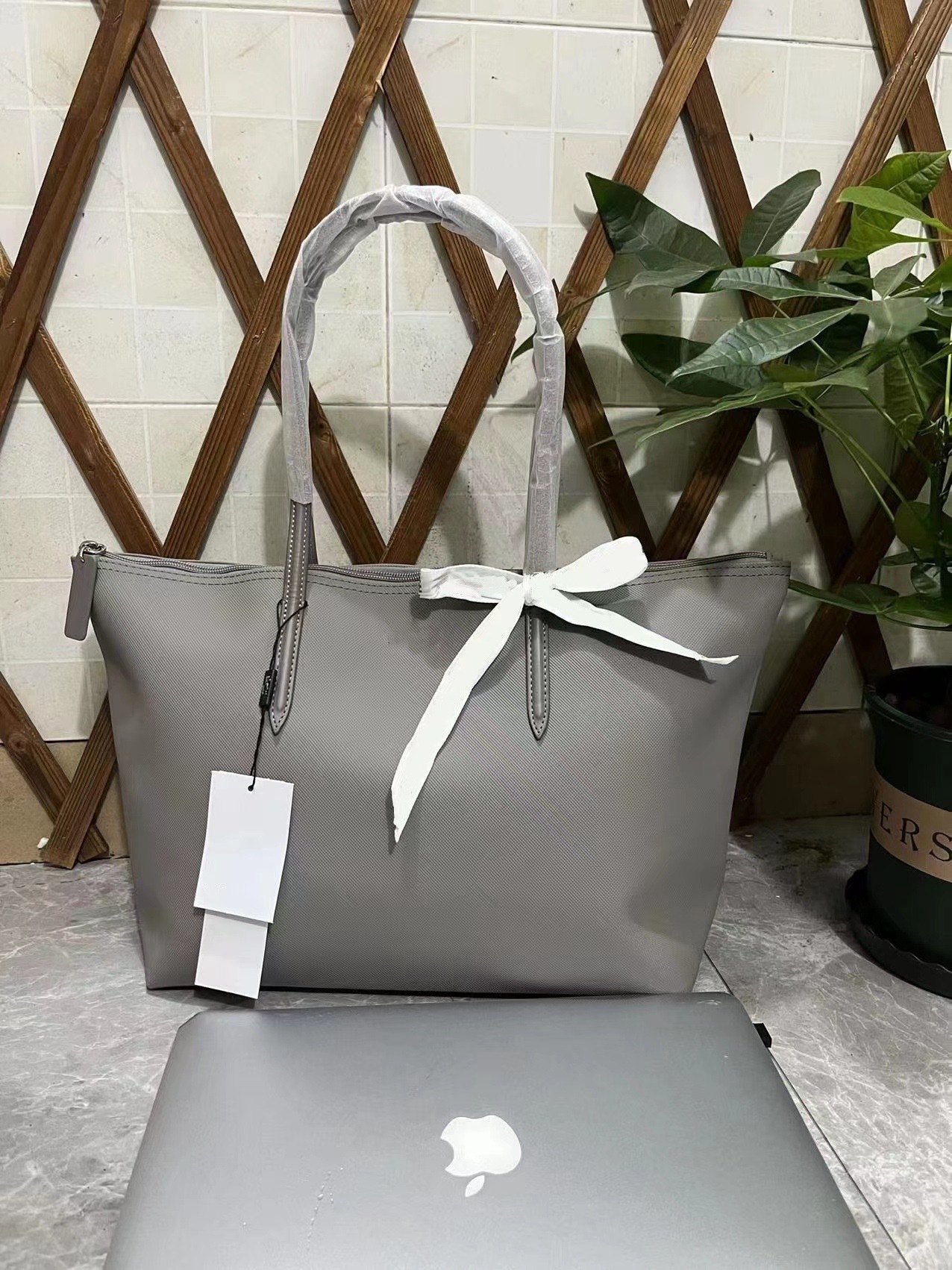 Brand New Large French-Style Alligator-Print Tote Bag with Ample Capacity, Suitable for Handheld, Carry-on, Shoulder, and Crossbody Use