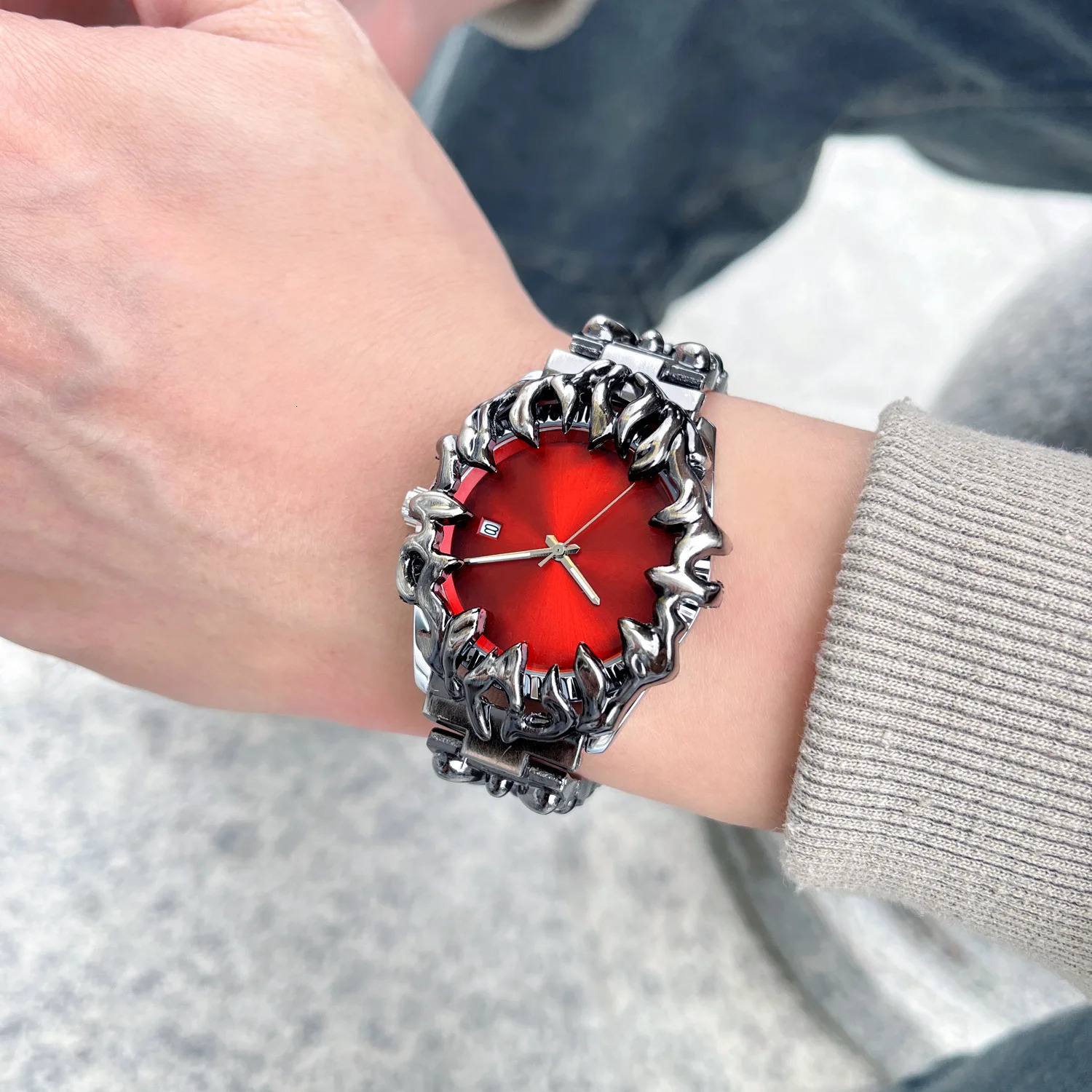 fashion heterosexual claw watch alabaster style retro Y2K European American watches special shaped advanced ins niche watches 251229