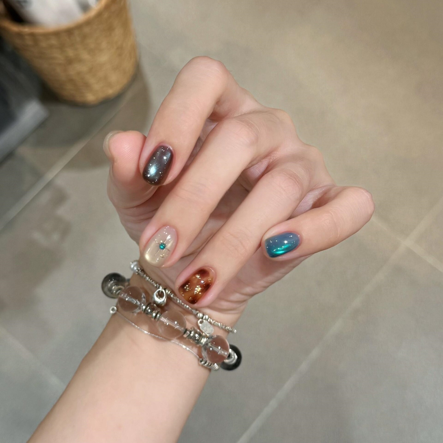 short seasonal cat eye artificial nails maillard brown white nail patches