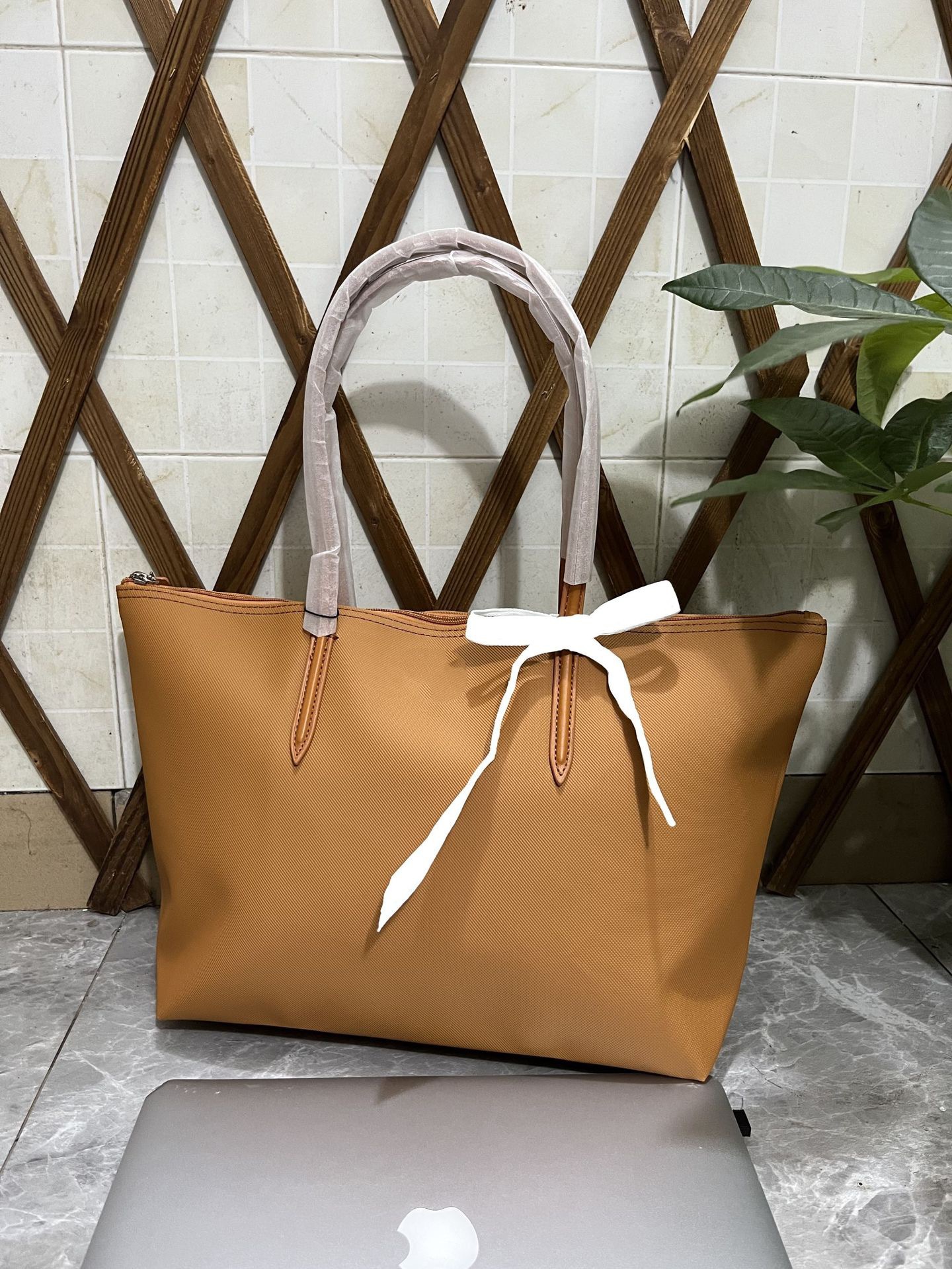 Brand New Large French-Style Alligator-Print Tote Bag with Ample Capacity, Suitable for Handheld, Carry-on, Shoulder, and Crossbody Use