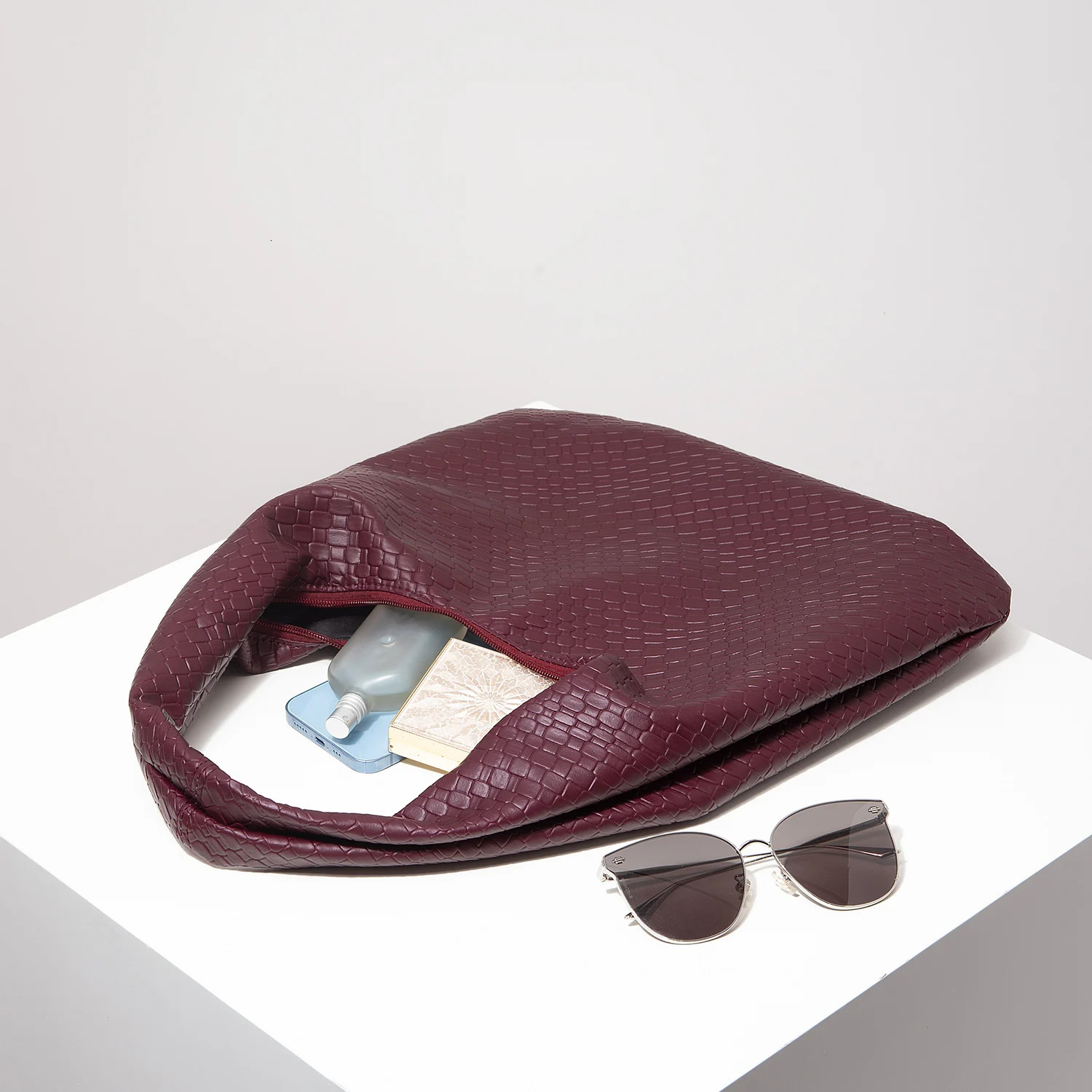 Vintage Faux Woven Leather Shoulder Bag Womens Handbag Large Capacity Tote Bag Crescent Bag Zipper Underarm Bag Daily Bag Random Pattern 251230