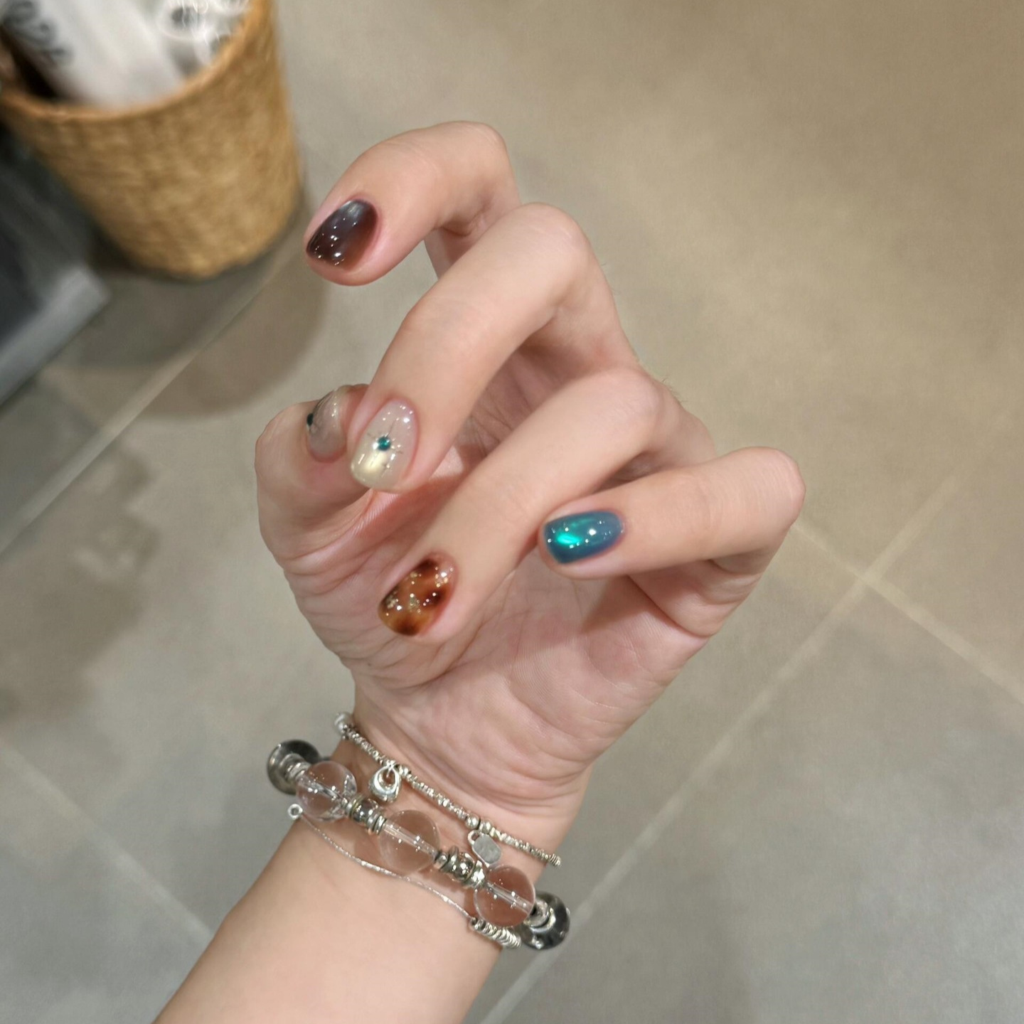 short seasonal cat eye artificial nails maillard brown white nail patches