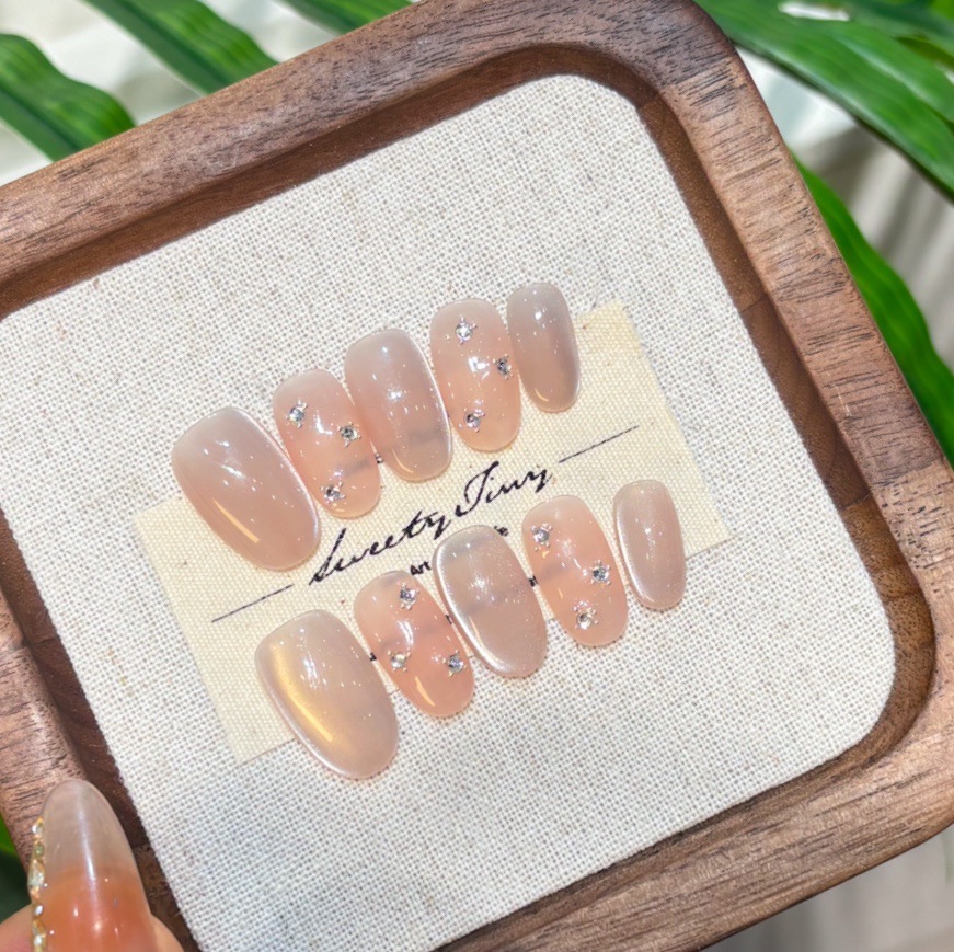 Premium Crafted Short Wearable Nails Stylish White Cat Eye Finish