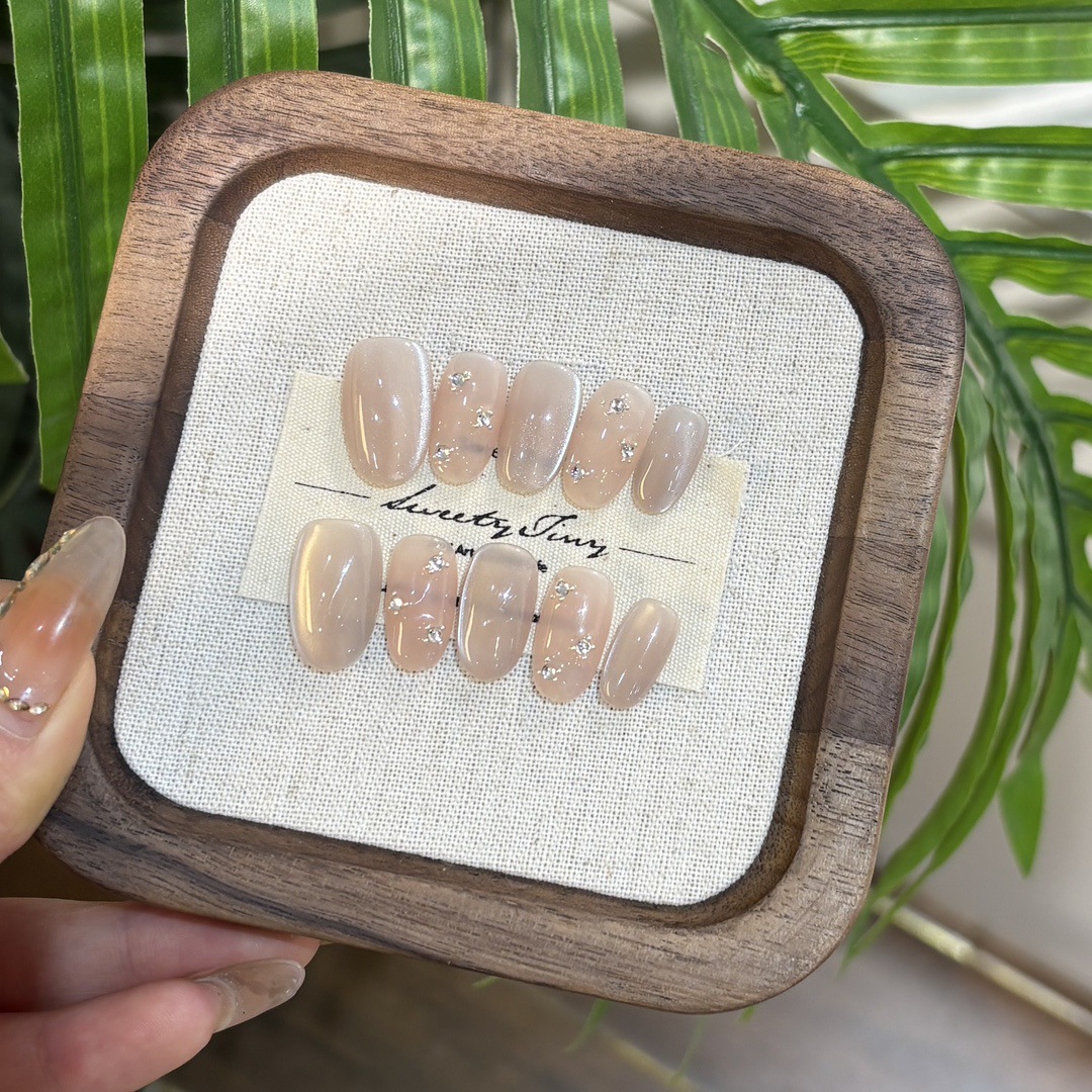 Premium Crafted Short Wearable Nails Stylish White Cat Eye Finish