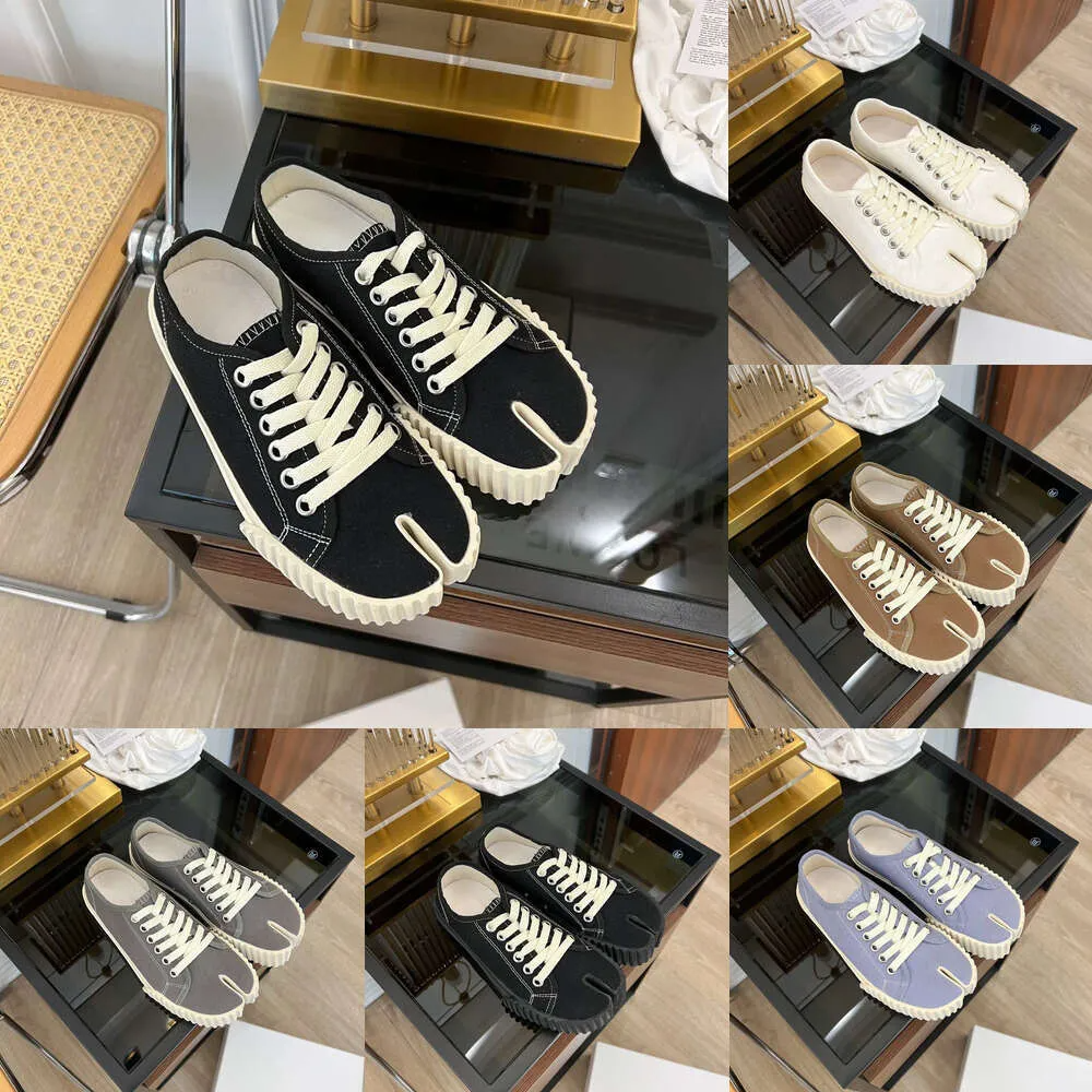 Designer shoes Tabi Casual canvas shoes men women Split-toe shoes lace-up Black white brown Graffiti upper flat trainer Outdoor sneakers