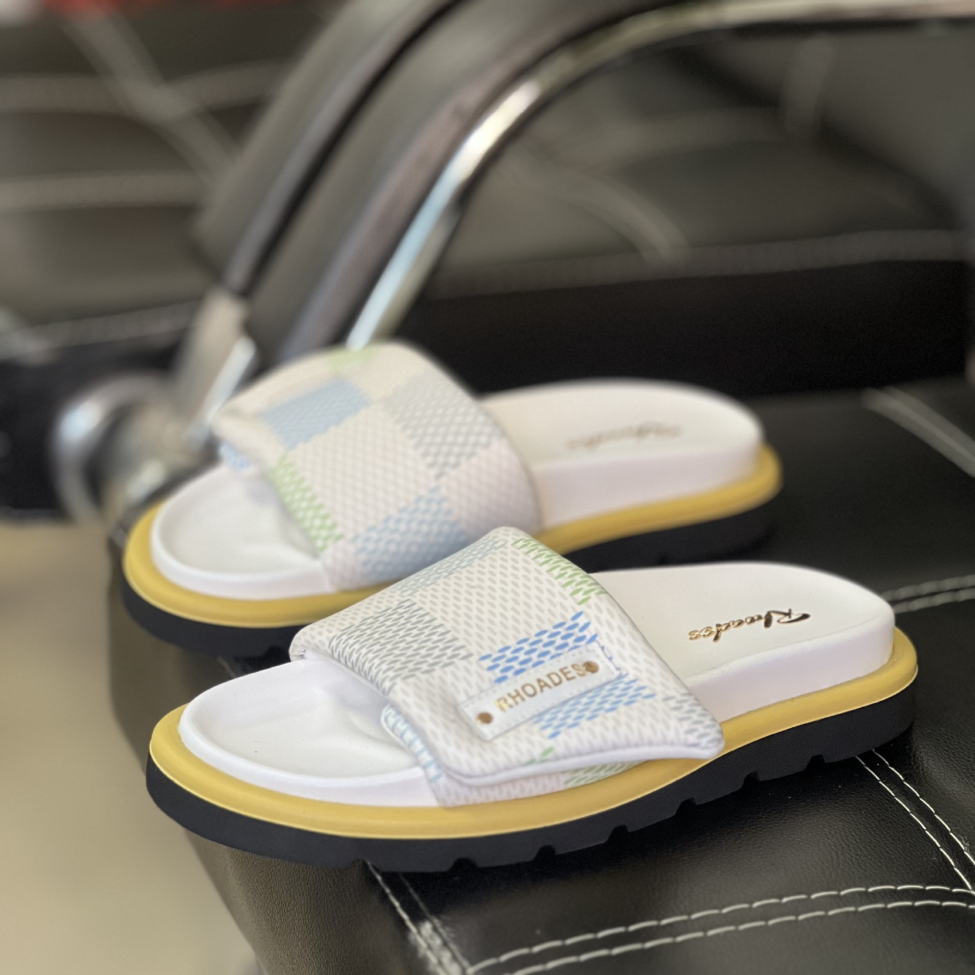 Free delivery Slippers Fashionable simple adjustable Velcro flat shoes one drag comfortable beach shoes