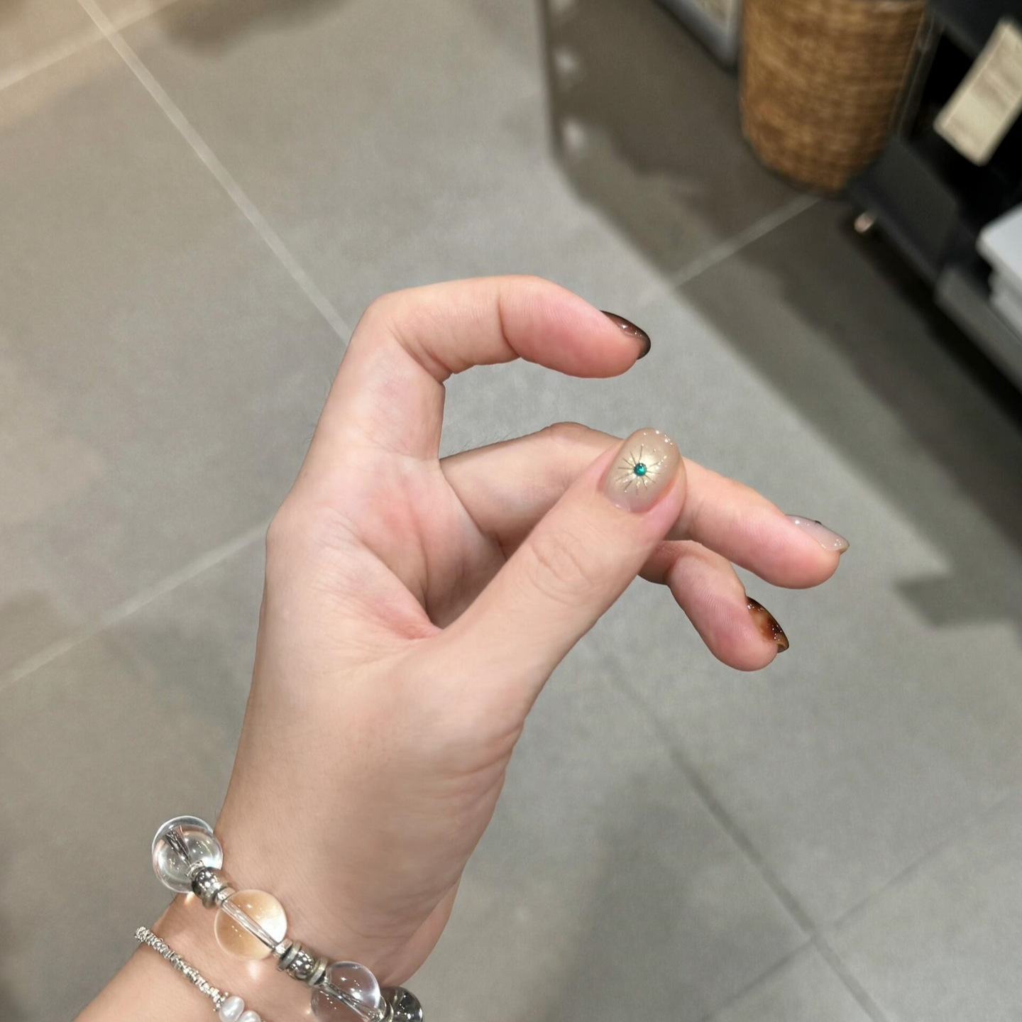 short seasonal cat eye artificial nails maillard brown white nail patches