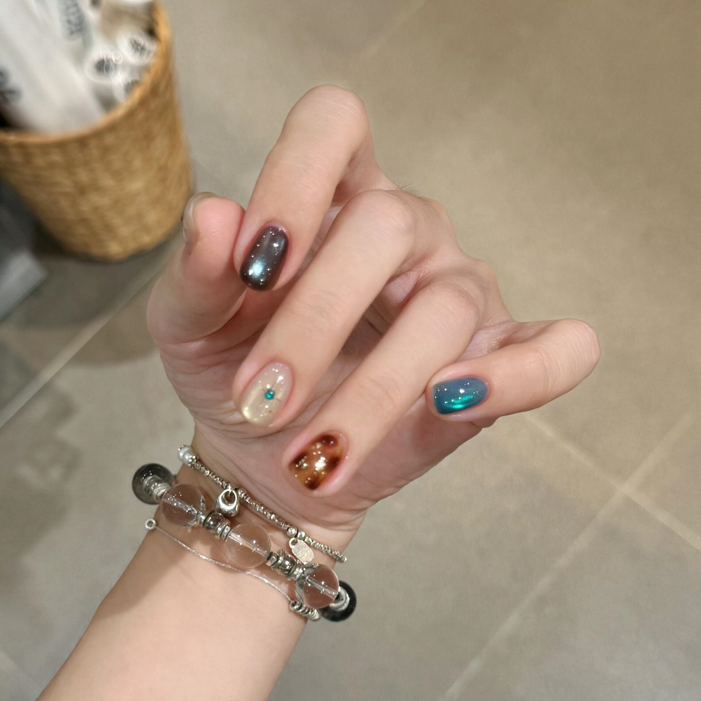 short seasonal cat eye artificial nails maillard brown white nail patches