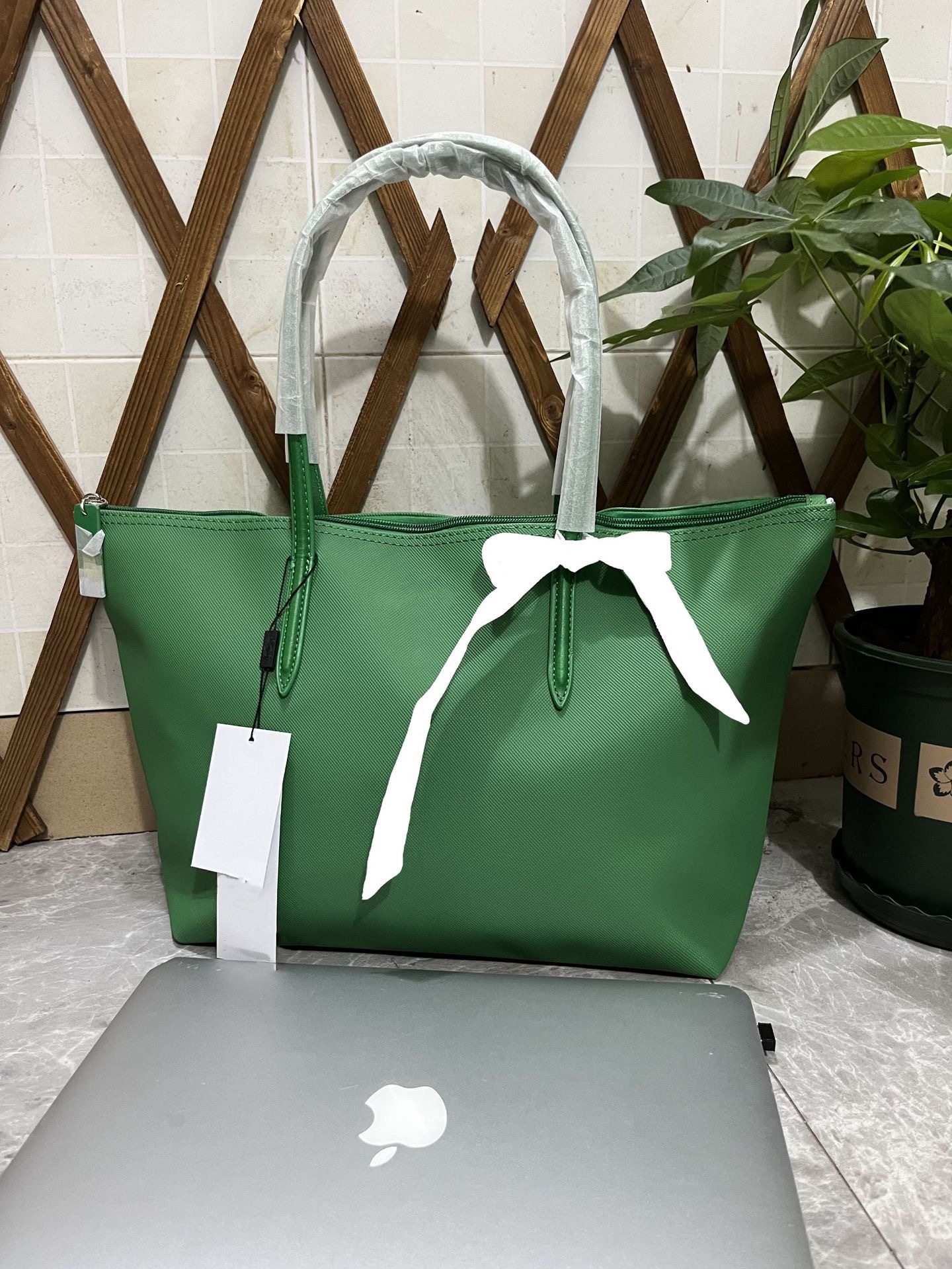 Brand New Large French-Style Alligator-Print Tote Bag with Ample Capacity, Suitable for Handheld, Carry-on, Shoulder, and Crossbody Use