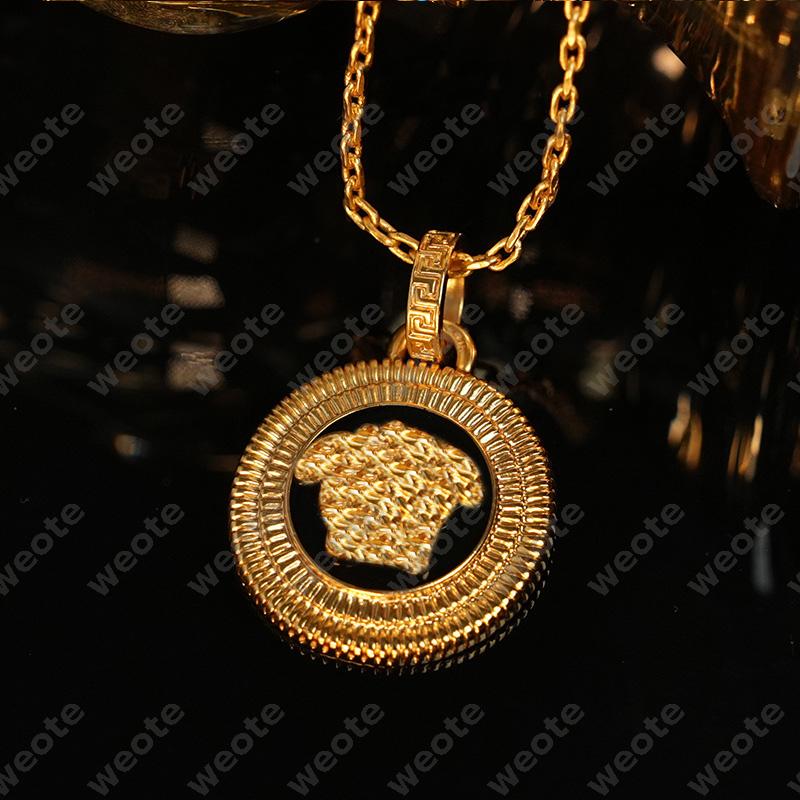 2026 New Designer Necklace Pendant Exquisite Medusa Pattern European And American Womens Light Luxury Cuban Chain Necklace Cute Womens Collarbone Chain