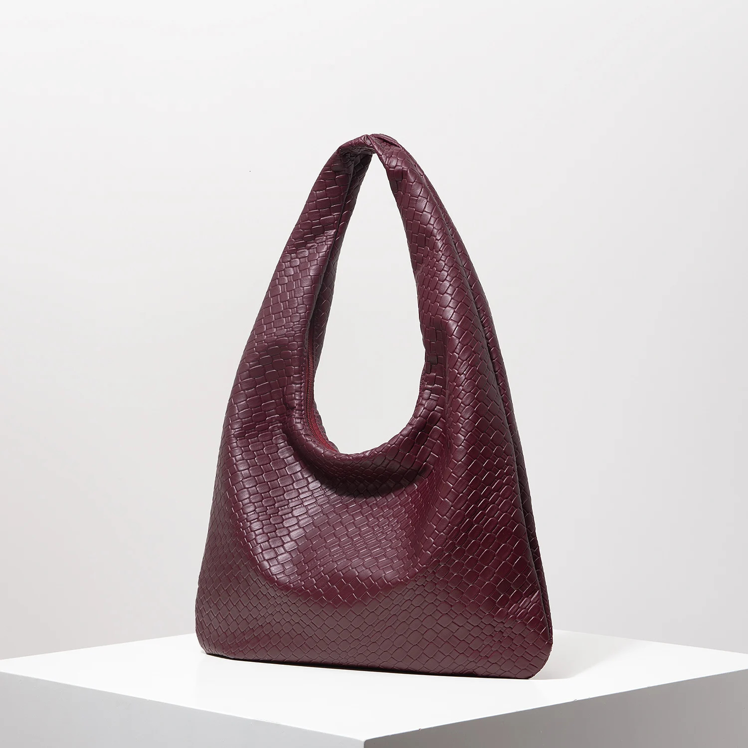 Vintage Faux Woven Leather Shoulder Bag Womens Handbag Large Capacity Tote Bag Crescent Bag Zipper Underarm Bag Daily Bag Random Pattern 251230