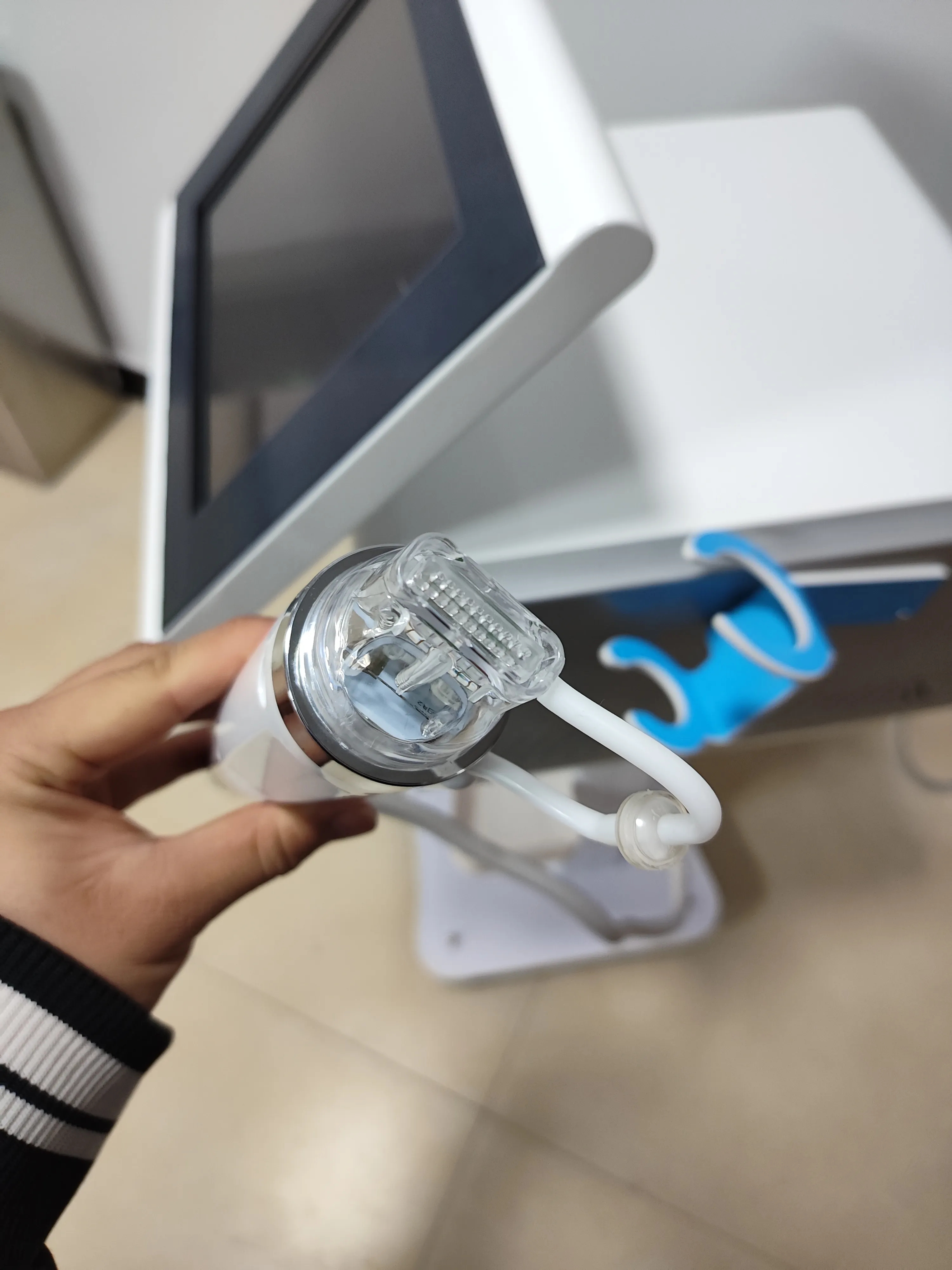 Professional Gold RF Microneedle Skin Care Device For Facial Rejuvenation, Wrinkle Treatment and Skin Lifting Beauty Salon Equipment