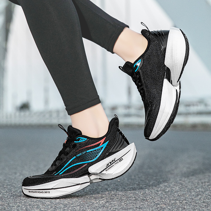 Outdoor Performance Sneakers for All Seasons Lightweight Mens/Womens Hiking Boots Featuring Ventilation